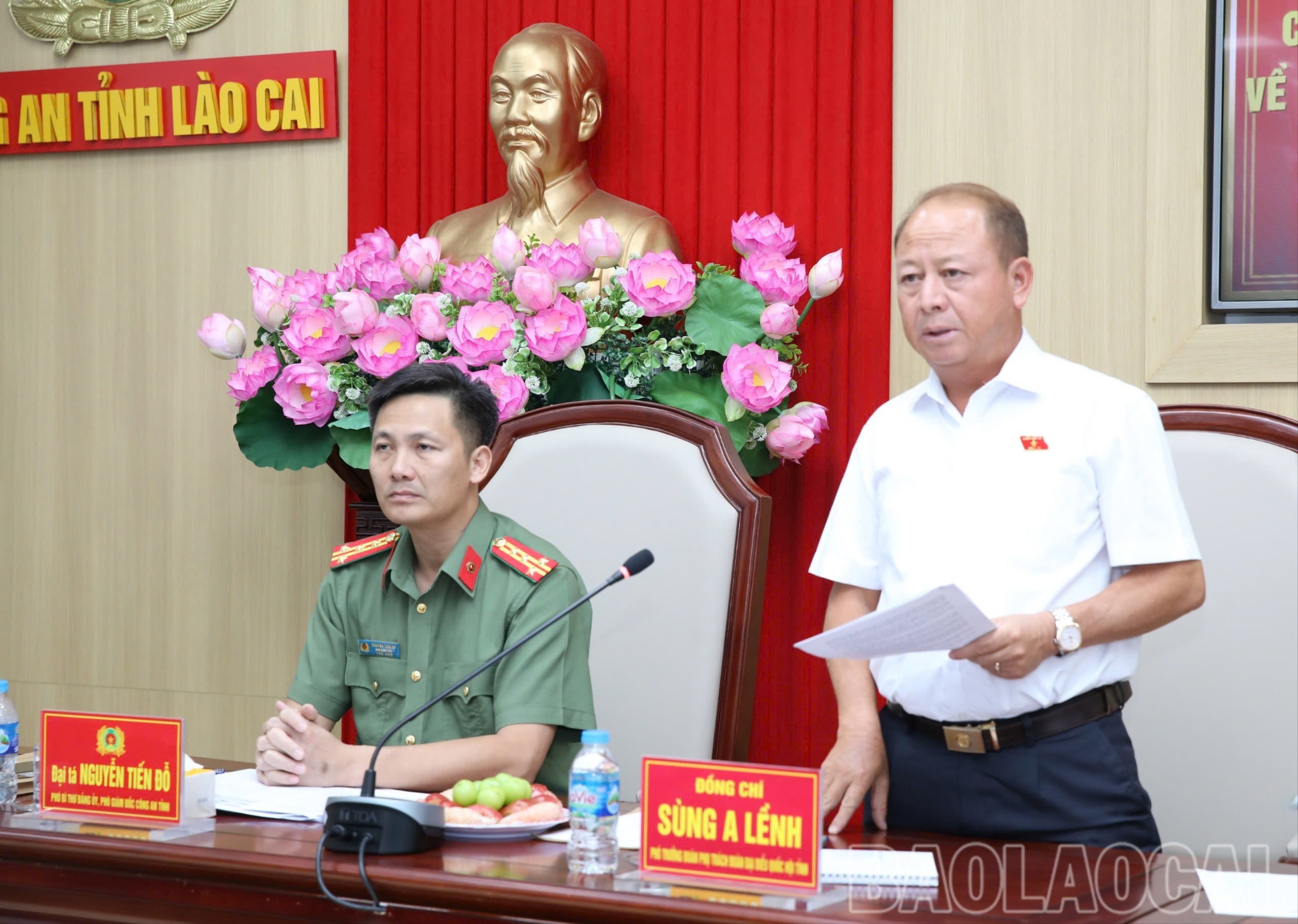 Đồng chí Sùng A Lềnh - Phó Trưởng Đoàn đại biểu Quốc hội chuyên trách phụ trách Đoàn đại biểu Quốc hội tỉnh phát biểu tại hội nghị. phat-bieu-6340.jpg