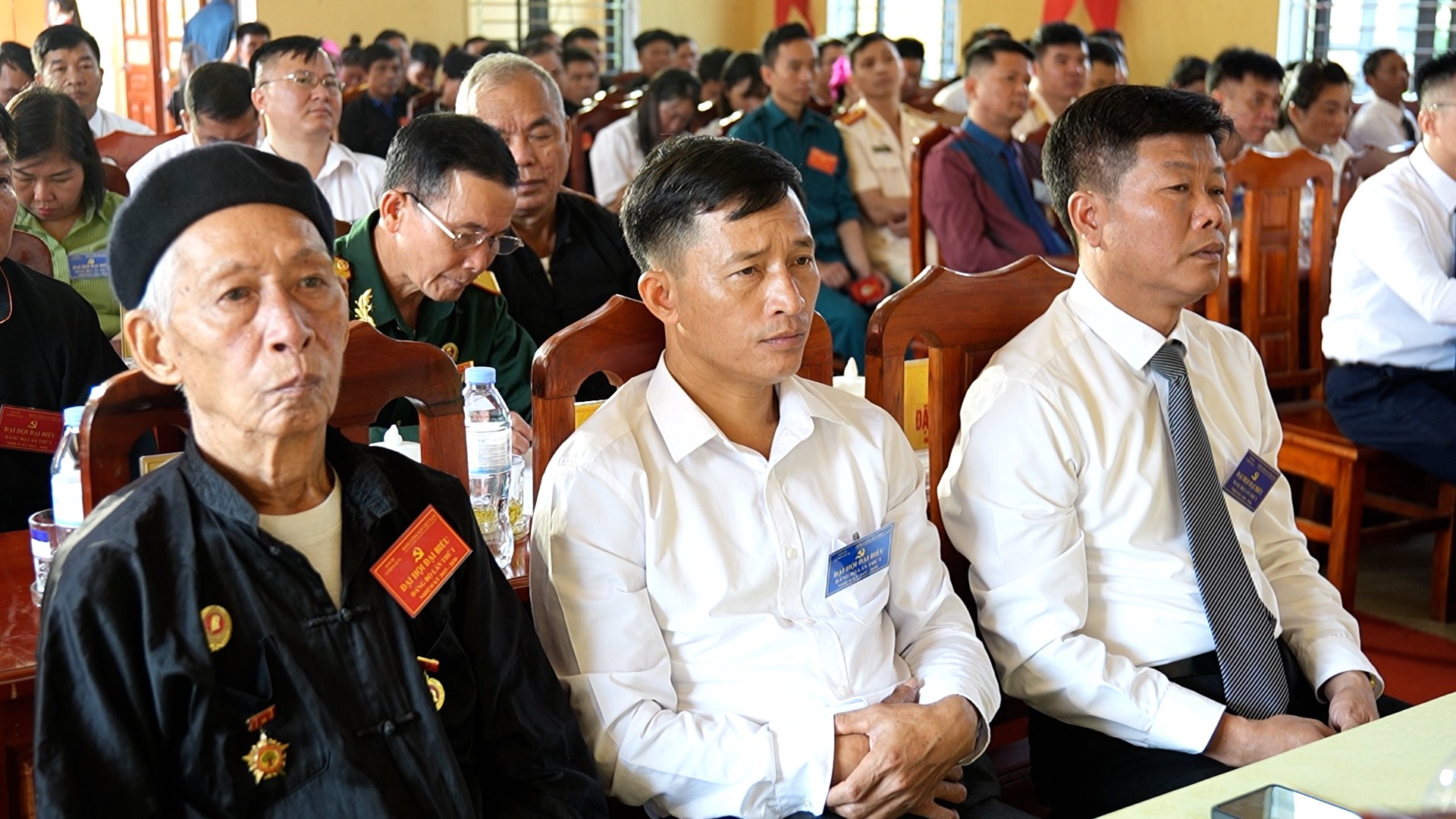 Các đại biểu dự đại hội. truyen-hinh00-03-25-37still014.jpg