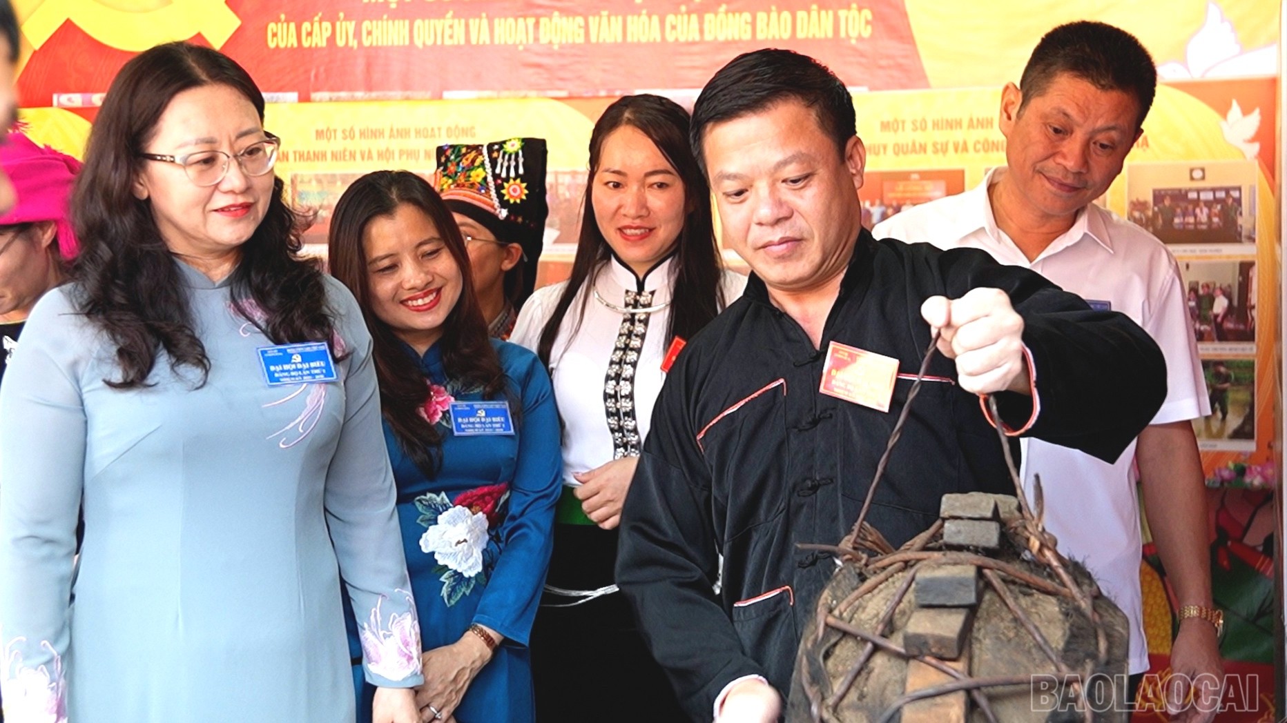 Đồng chí Giàng Thị Dung tham quan gian hàng văn hoá nhạc cụ dân tộc tại đại hội. truyen-hinh00-00-52-08still004-6874.jpg