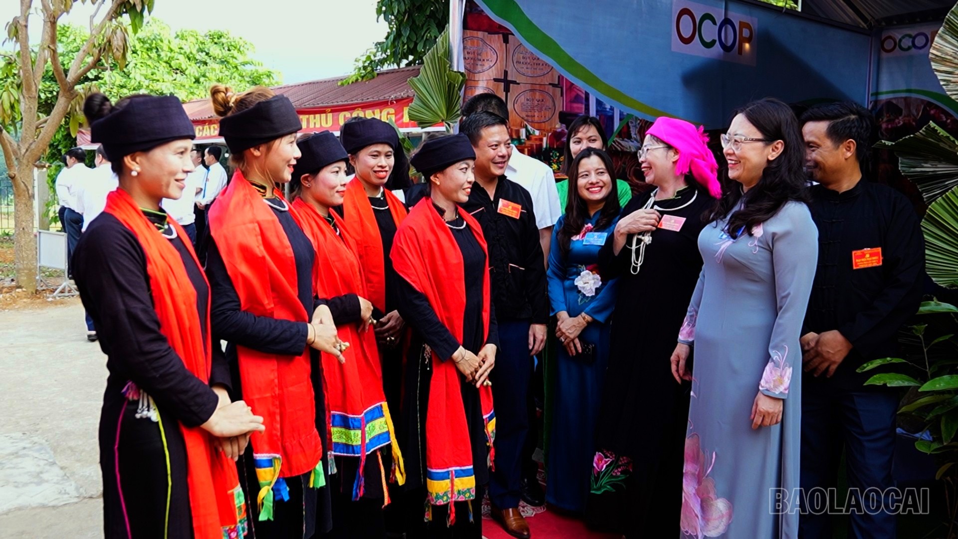 Đồng chí Giàng Thị Dung, Phó Bí thư Tỉnh ủy, Chủ tịch Ủy ban MTTQ Việt Nam tỉnh trò chuyện cùng Nhân dân các dân tộc xã Phong Dụ Hạ. truyen-hinh00-00-33-57still001-7145.jpg