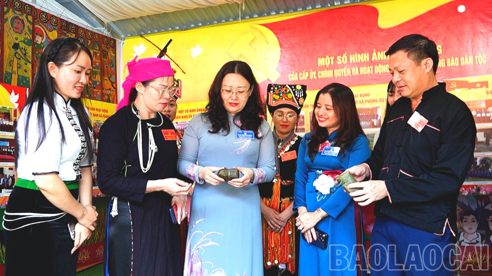 Đồng chí Giàng Thị Dung tham quan các gian hàng sản phẩm OCOP tại đại hội. truyen-hinh00-00-18-36still002-1009.jpg