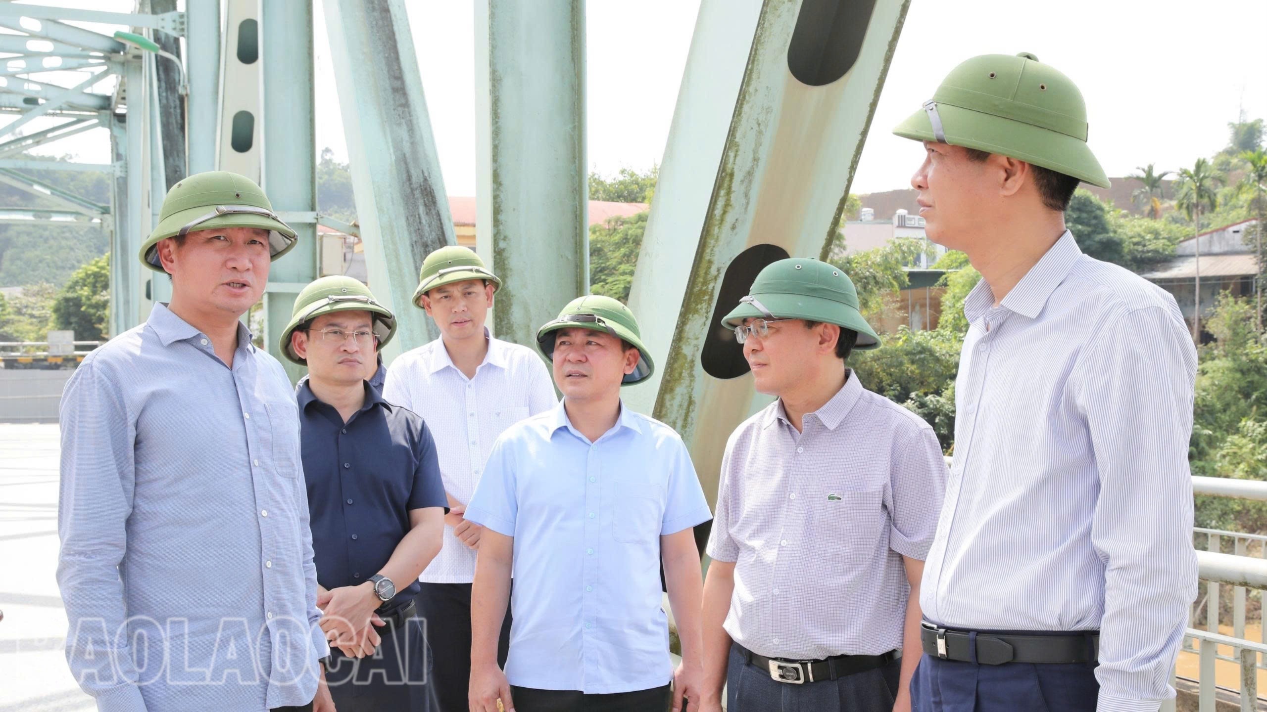 Đồng chí Trần Huy Tuấn - Phó Bí thư Tỉnh ủy, Chủ tịch UBND tỉnh giao các đơn vị có thẩm quyền xem xét, đánh giá rõ thực trạng cầu Yên Bái, sớm xây dựng phương án xây dựng cầu Yên Bái mới. cau-2-8.jpg