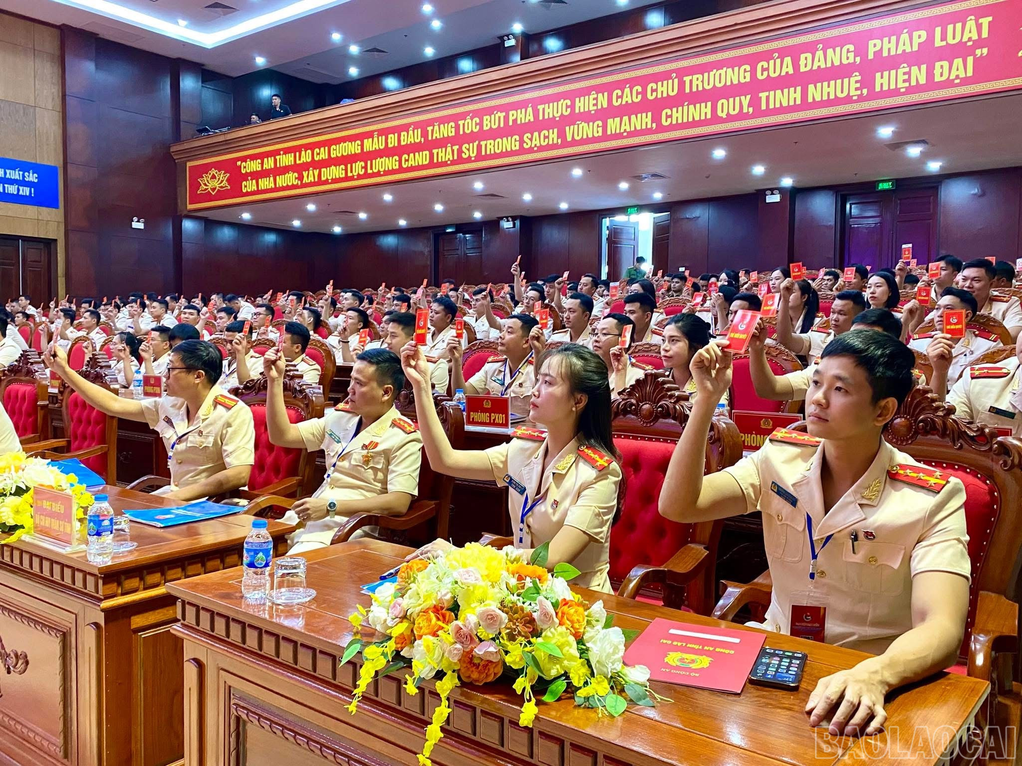 Các đại biểu biểu quyết thông qua các nội dung đại hội. baolaocai-br_cat2.jpg