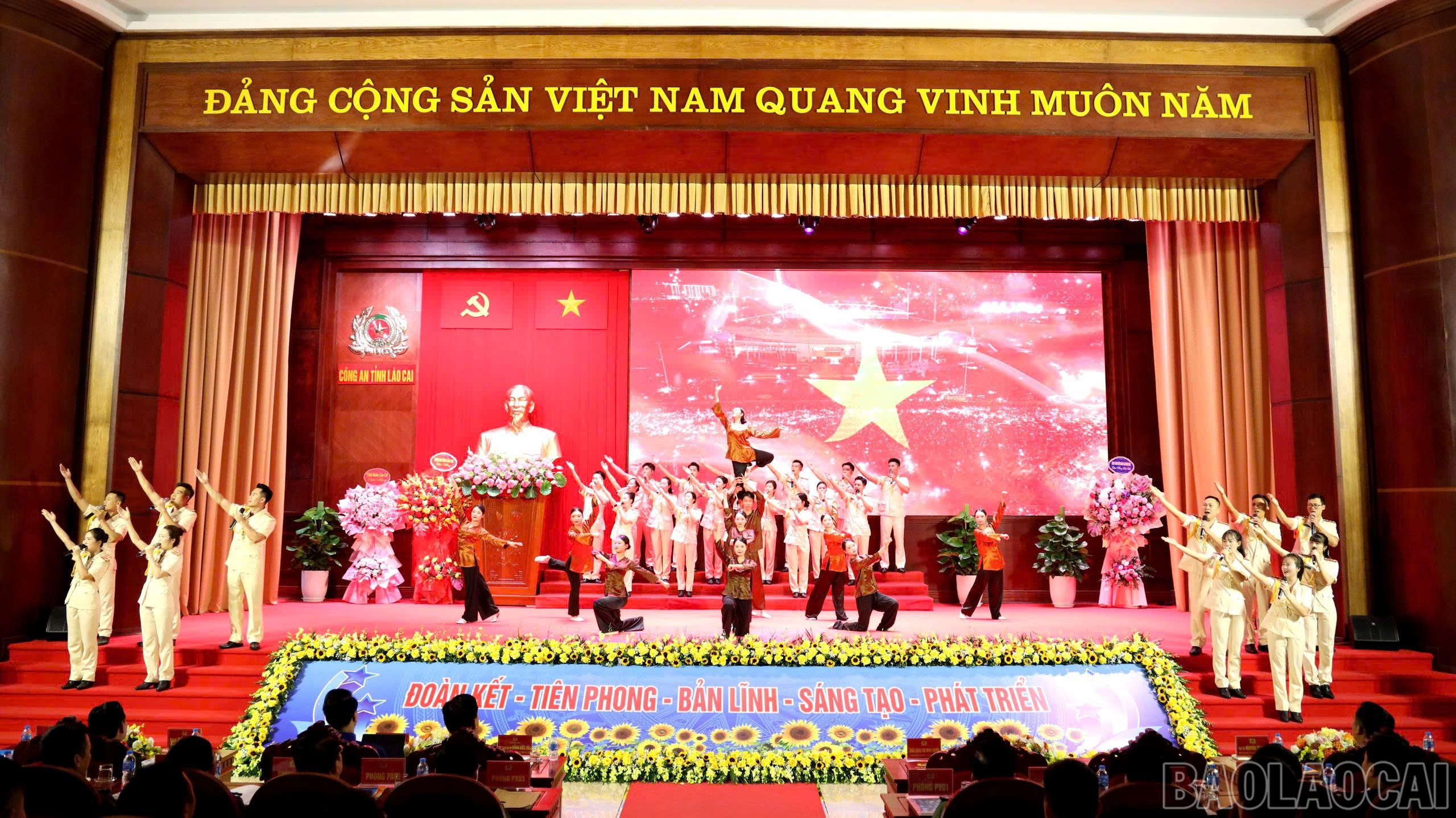 Văn nghệ chào mừng đại hội. Văn nghệ chào mừng đại hội.