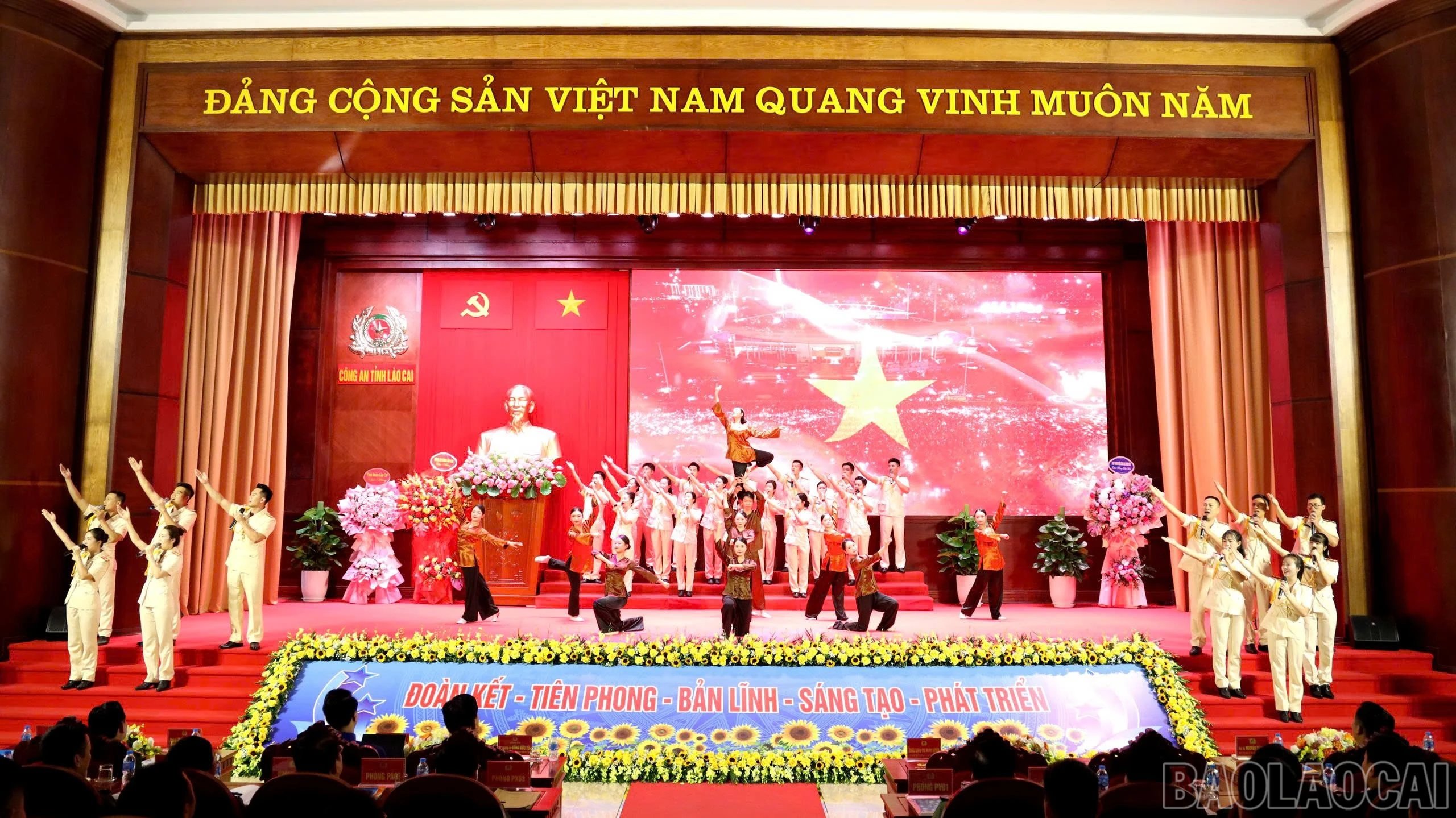 Văn nghệ chào mừng đại hội.