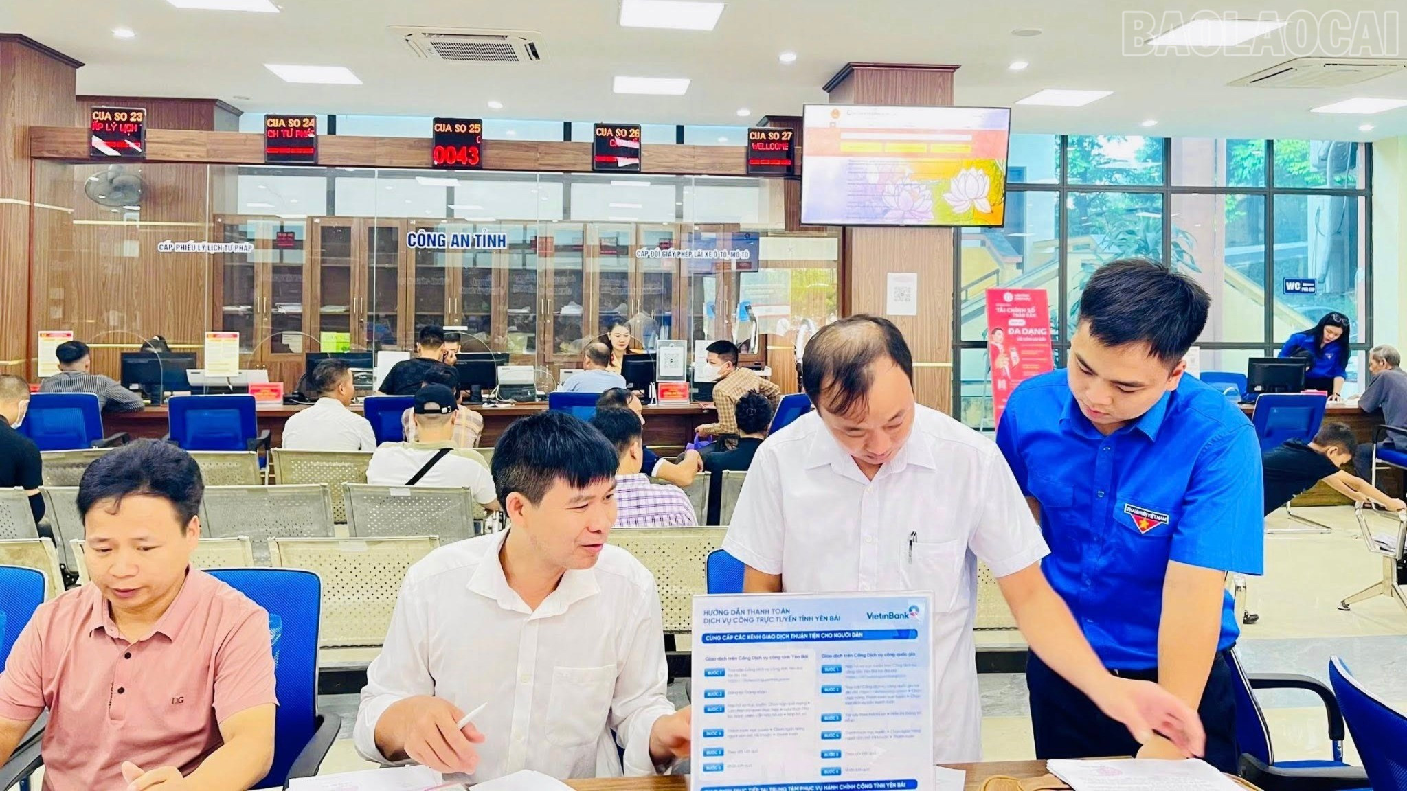 Cán bộ Tỉnh đoàn hỗ trợ người dân thực hiện dịch vụ công trực tuyến tại Trung tâm Hành chính công tỉnh. baolaocai-tr_515925875-1043153664675503-2890561972425730484-n-7109.jpg