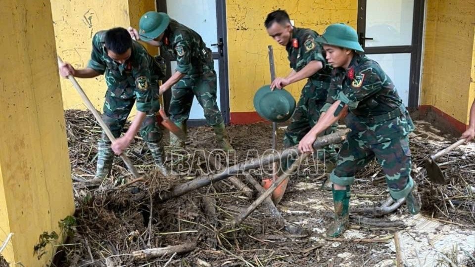 Cán bộ, chiến sĩ Trung đoàn 254, Bộ Chỉ huy quân sự tỉnh hỗ trợ khắc phục hậu quả bão lũ tại Mỏ Vàng. 557624736-677815338696062-4850795997442036485-n-7490.jpg