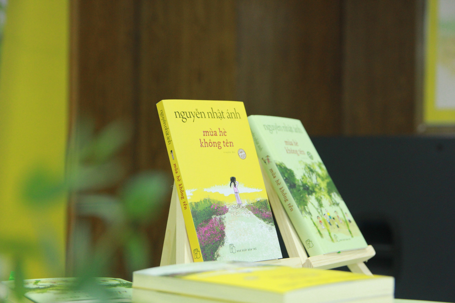 Nhà văn Nguyễn Nhật Ánh (giữa) tại buổi giới thiệu tác phẩm "Mùa hè không tên", bà Phan Thị Thu Hà, Giám đốc NXB Trẻ và ông Nguyễn Thành Nam, Tổng Biên tập NXB Trẻ.