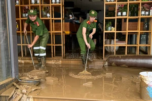 [Ảnh] Thành phố Lào Cai: Khẩn trương khắc phục hậu quả mưa lũ, ổn định đời sống Nhân dân