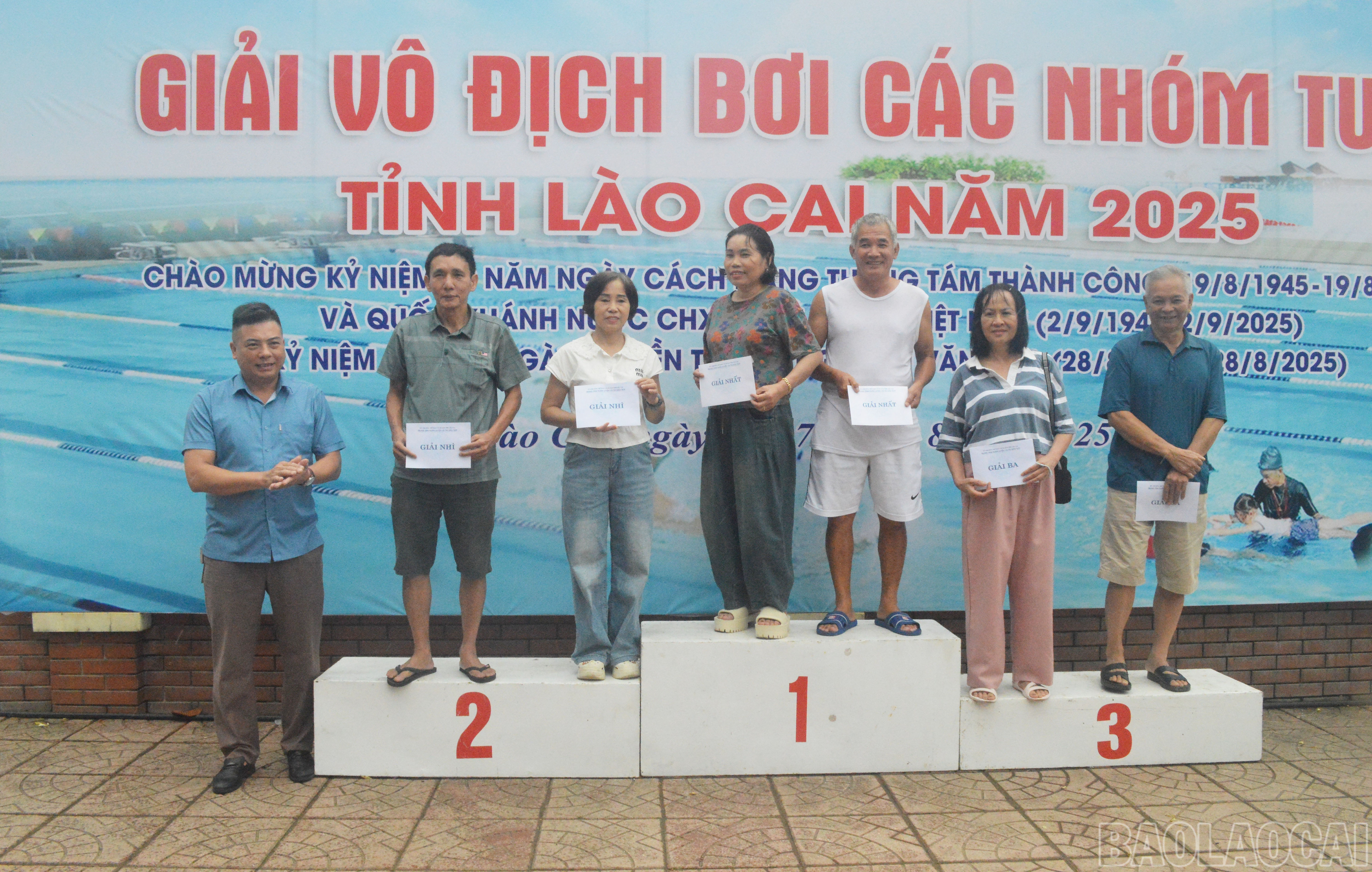 Ban Tổ chức trao giải cho các cá nhân đạt thành tích cao ở các nội dung thi đấu. baolaocai-br_dsc-0230-caotuoi2.jpg