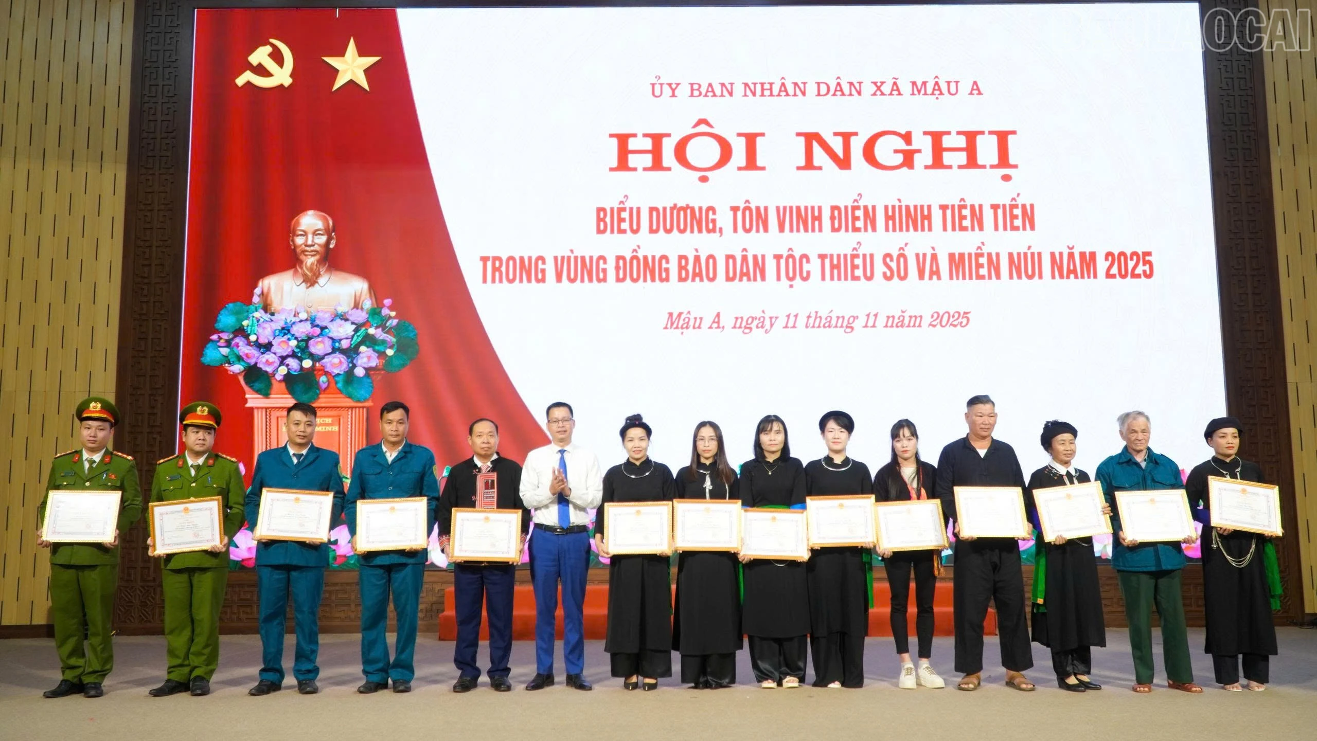 baolaocai-tr_lanh-dao-xa-khen-thuong-cac-ca-nhan.jpg