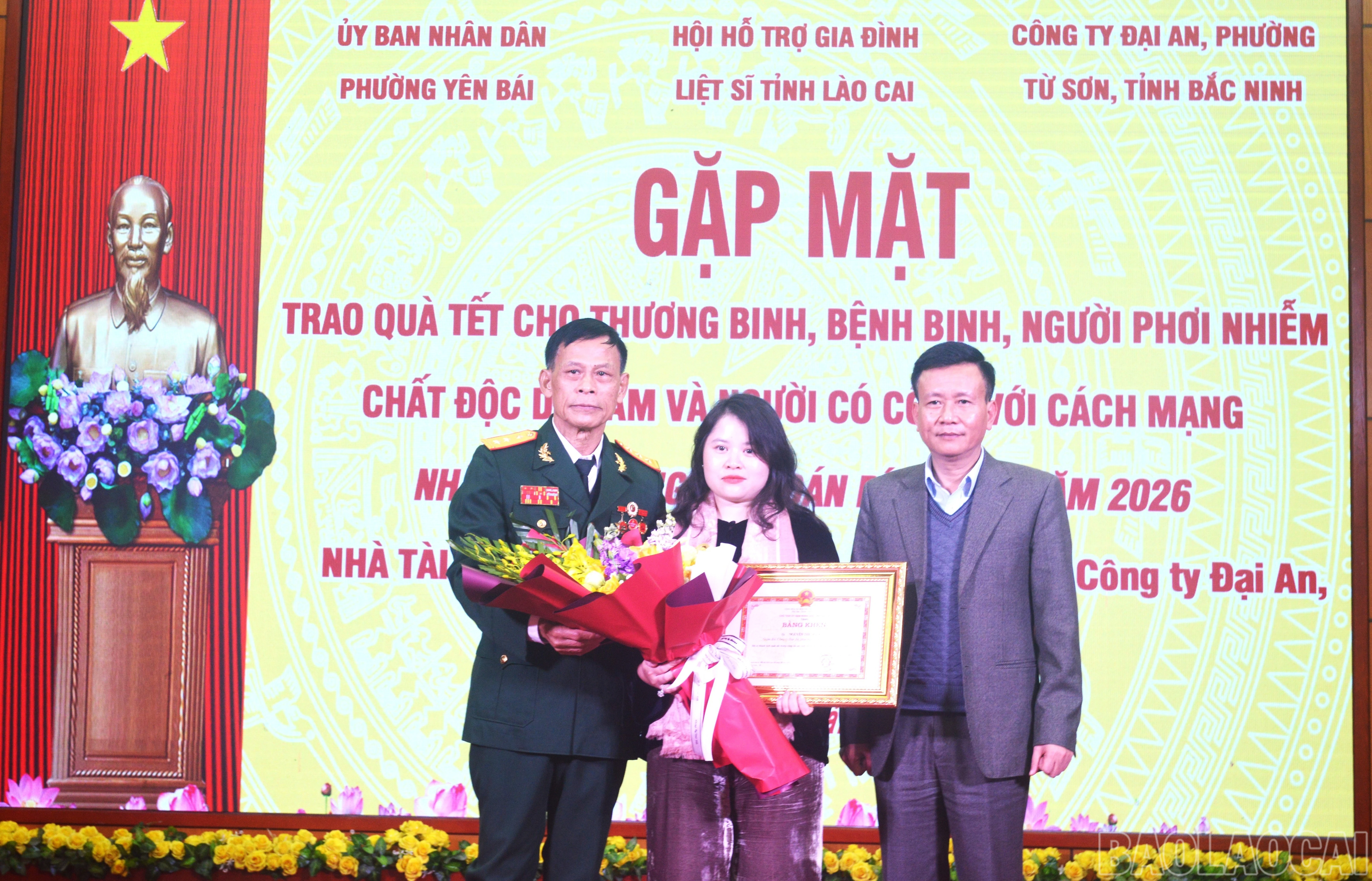 baolaocai-br_trao-bang-khen-cho-dai-an.jpg