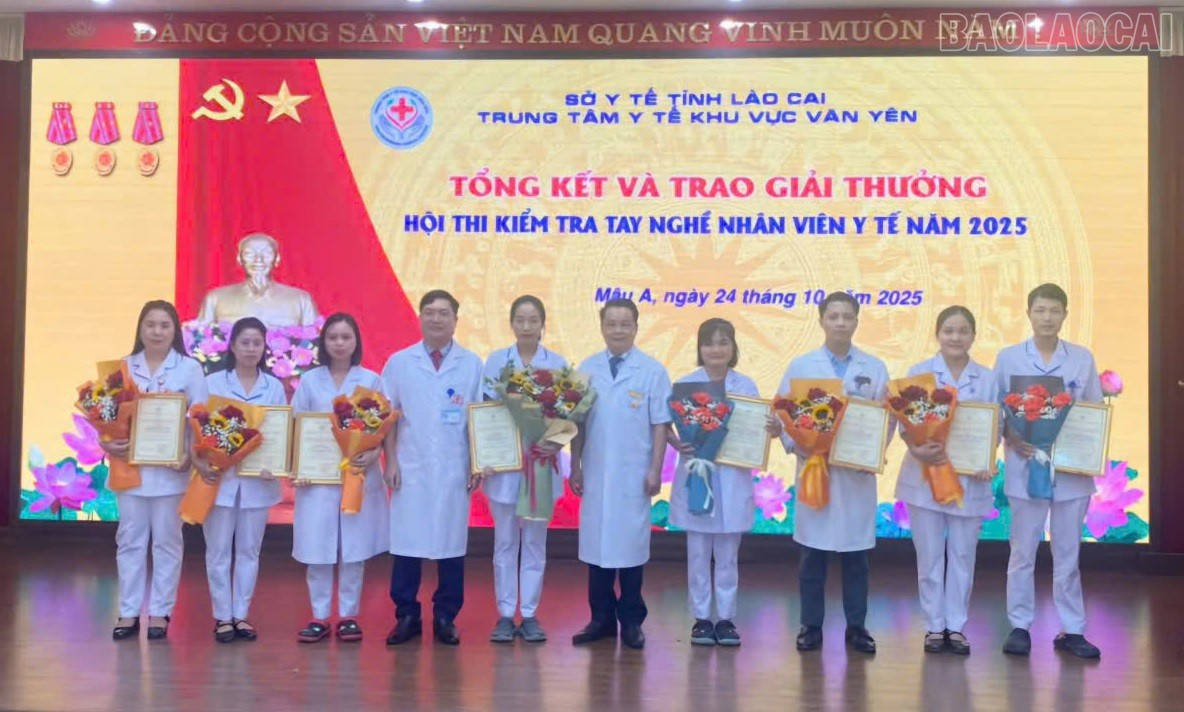 Ban tổ chức trao giải cho các thí sinh xuất sắc. baolaocai-tr_cac-thi-sinh-dat-giai-chup-anh-cung-ban-giam-doc-4234.jpg