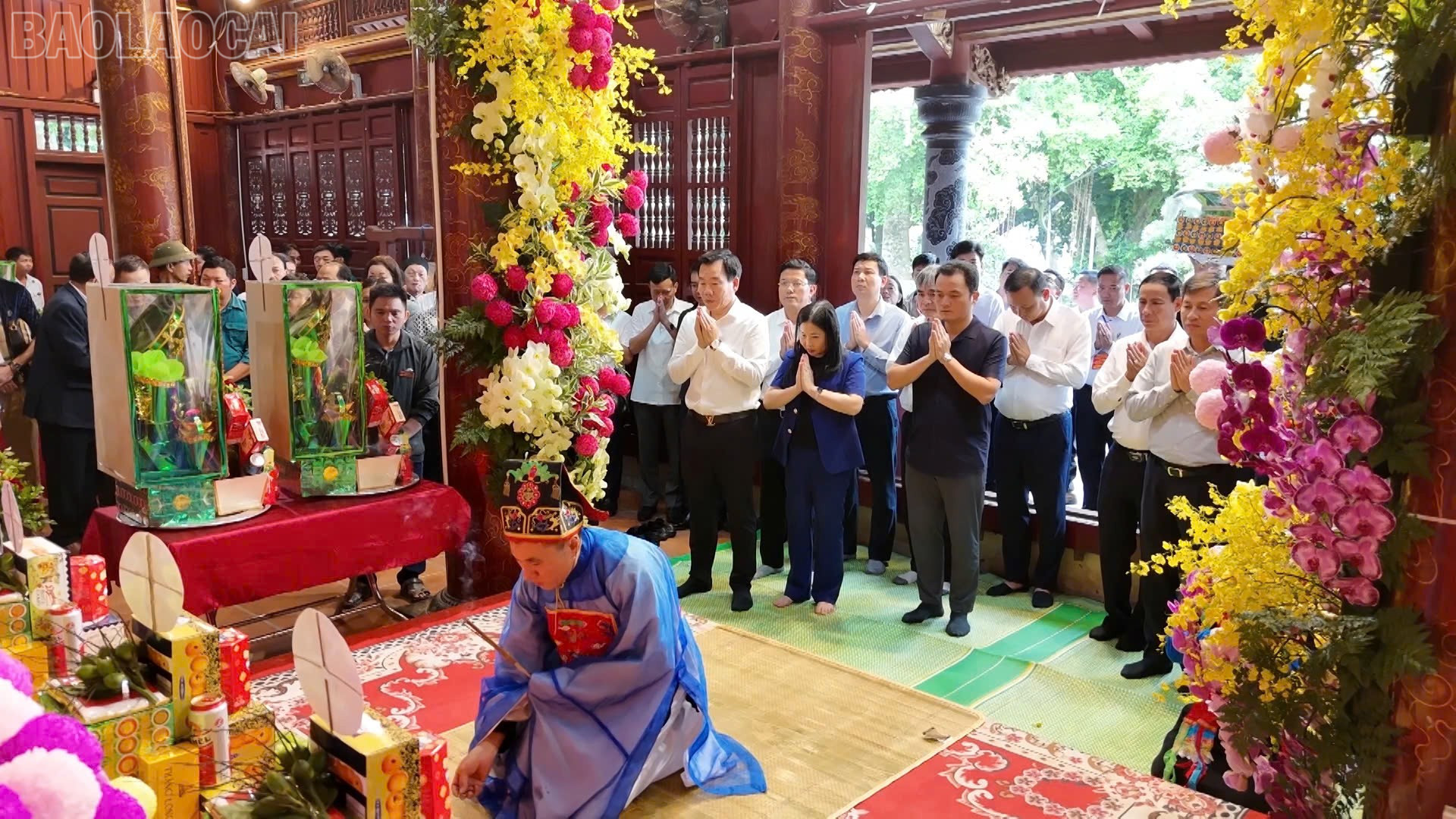 Các đồng chí lãnh đạo tỉnh dâng hương tại Lễ Cơm mới Đền Đông Cuông 2025. baolaocai-tl_cac-dong-chi-lanh-dao-tinh.jpg