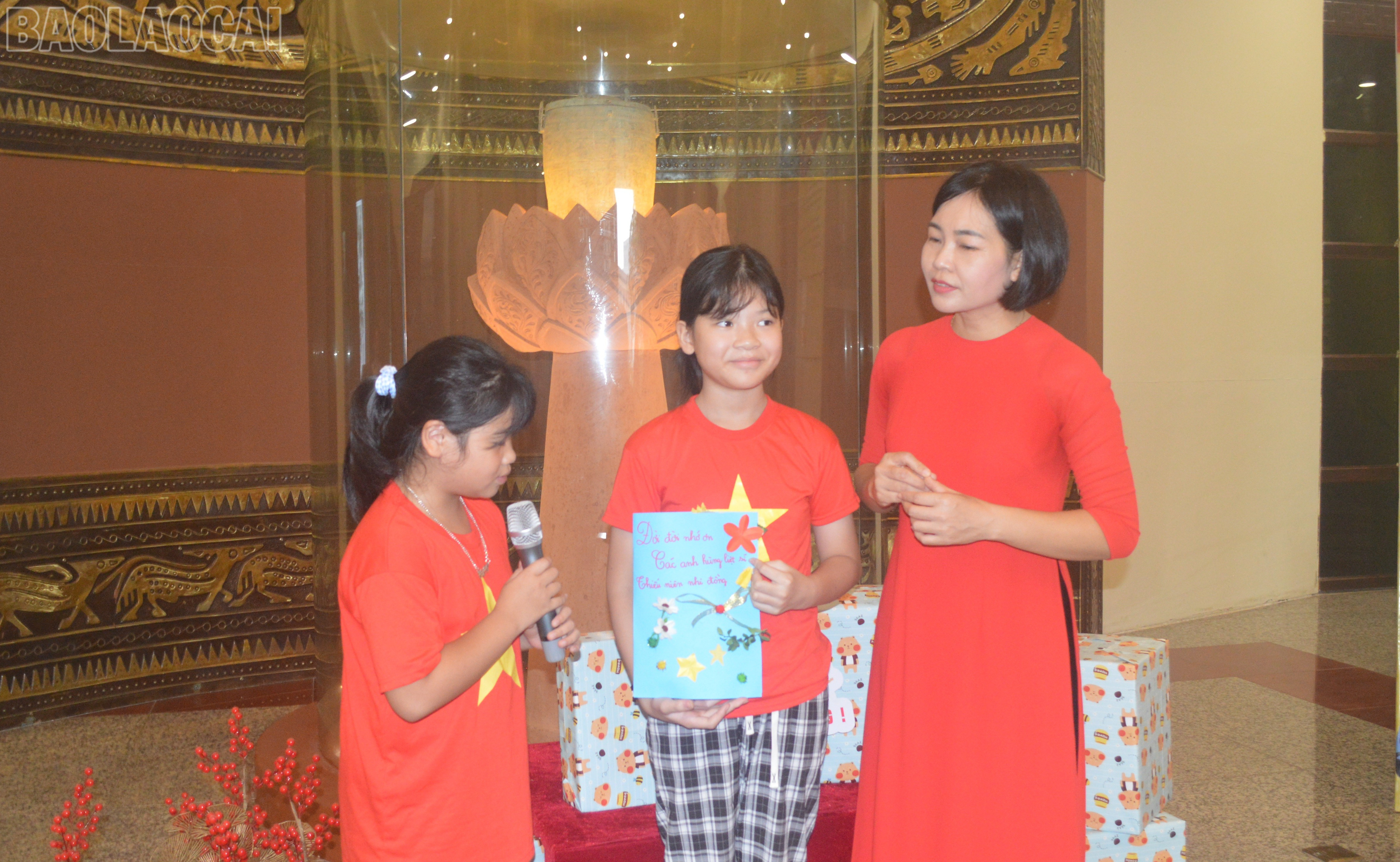 Các em học sinh thuyết trình về ý tưởng và sản phẩm của mình. baolaocai-tl_thieptrian.jpg