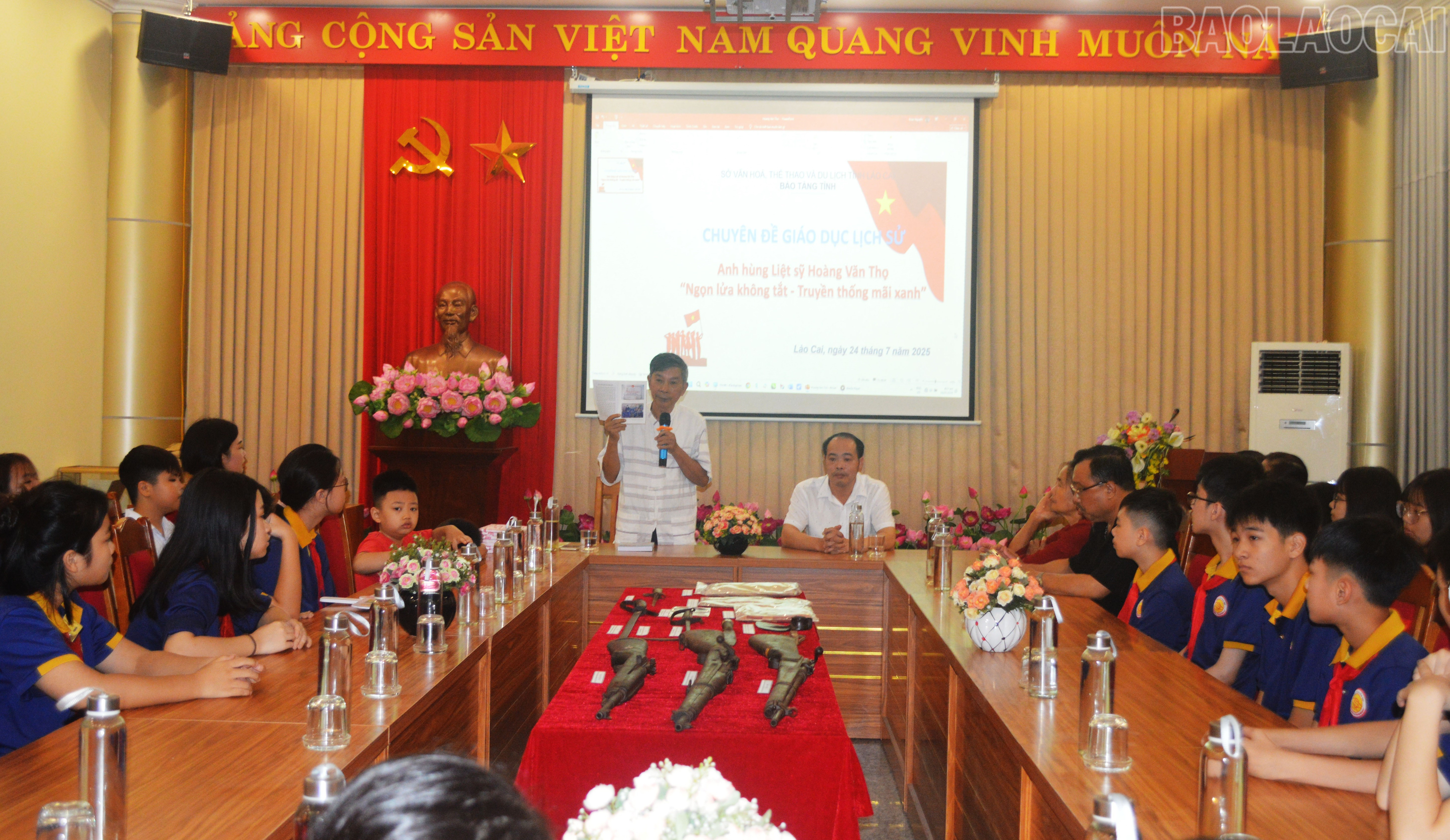 Các em học sinh giao lưu cùng nhà văn Hà Lâm Kỳ. baolaocai-tr_nhavanhalamky-123.jpg