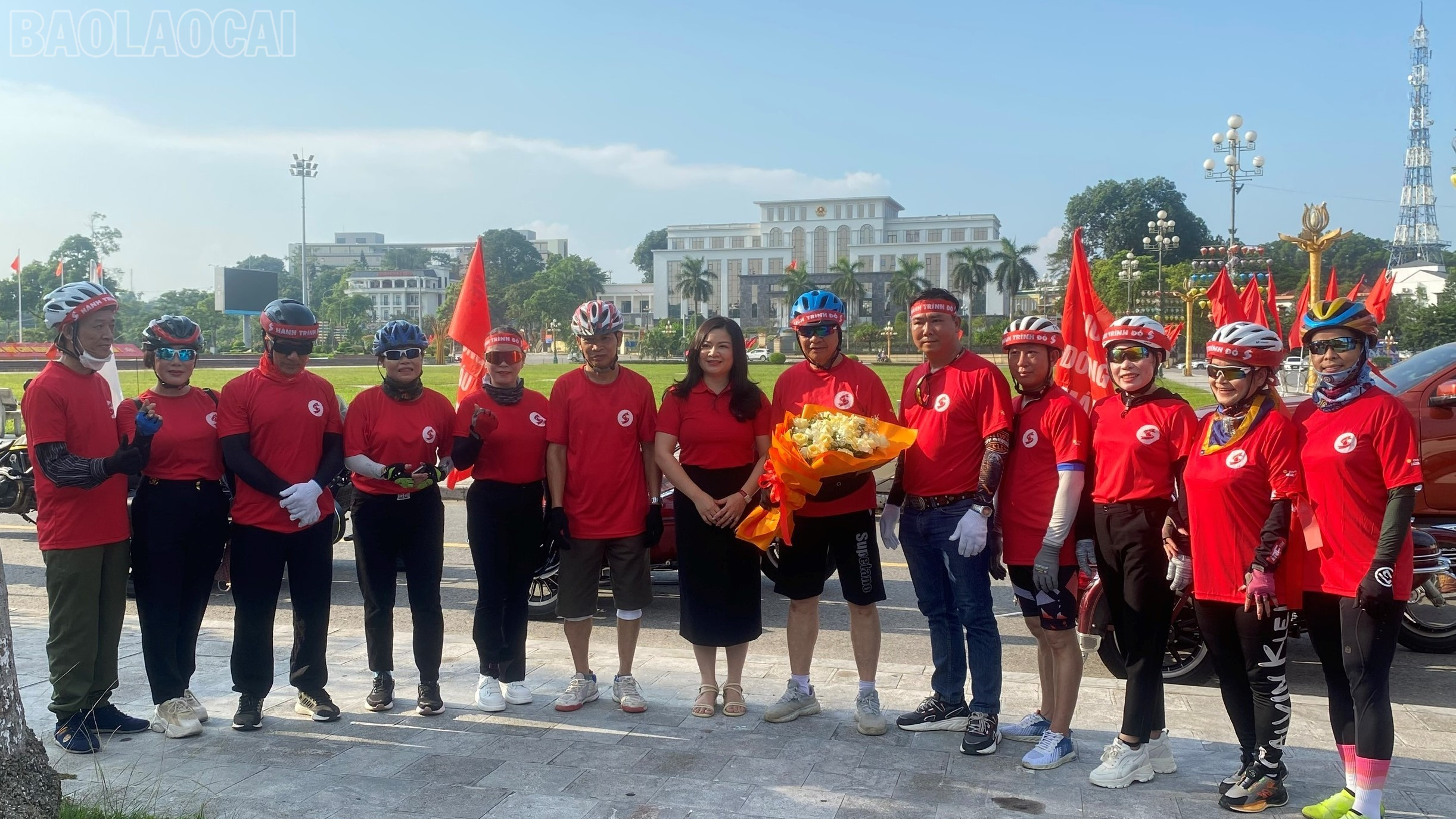 Đồng chí Hà Thị Ngoan, Phó trưởng Ban thường trực Ban Chỉ đạo vận động hiến máu tình nguyện tỉnh tặng hoa động viên đoàn diễu hành. baolaocai-tl_dc-ha-thi-ngoan-tang-hoa-doan-tinh-nguyen.jpg
