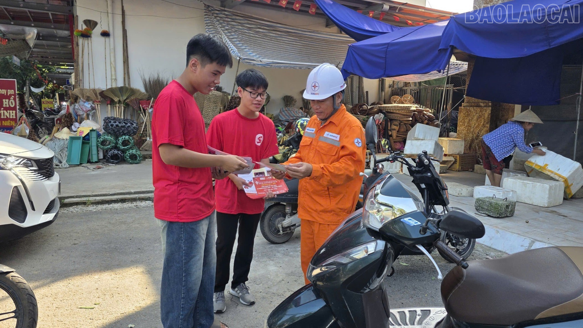 Tổ tuyên truyền phát tờ rơi tuyên truyền về lợi ích của việc hiến máu tình nguyện. baolaocai-tr_phat-to-roi-282025.jpg