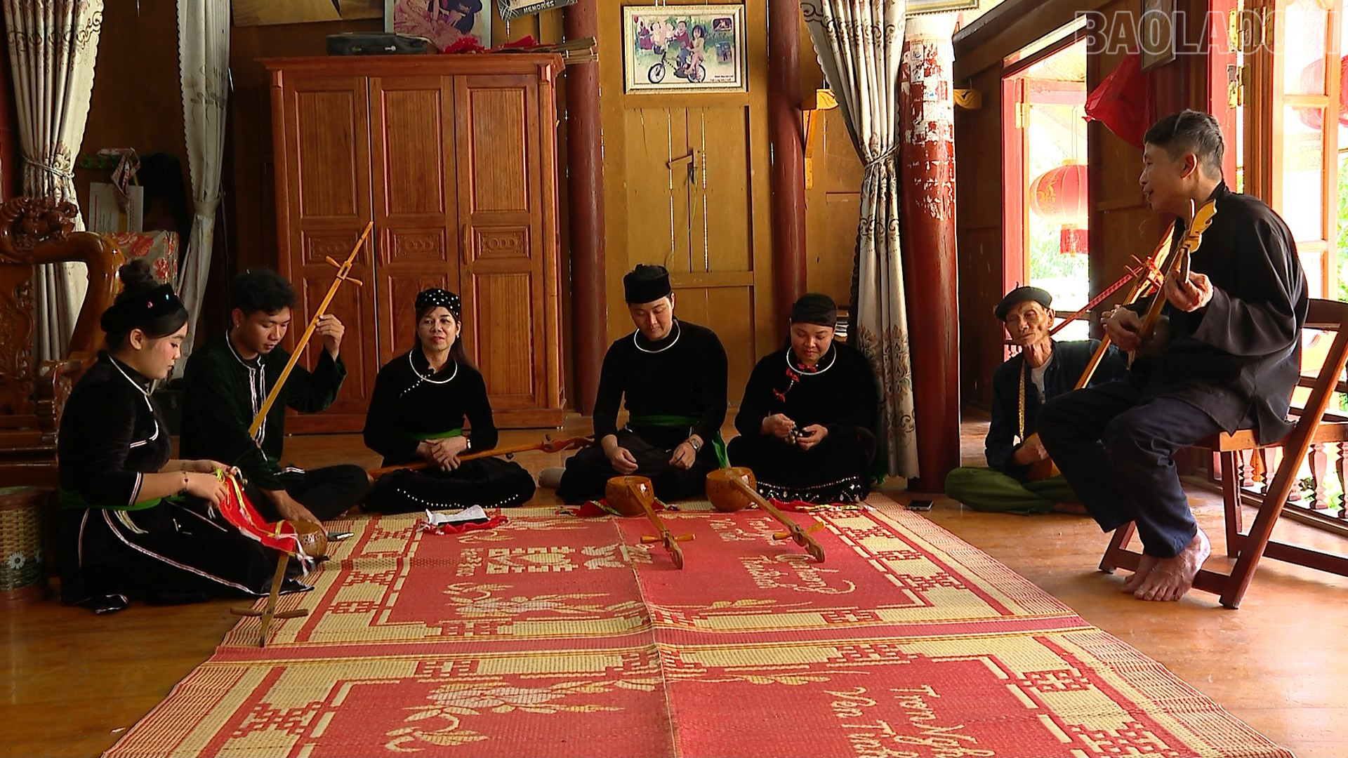 Trong căn nhà sàn của ông Nguyện, ngày ngày vẫn vang lên những tiếng đàn tính, điệu Then.