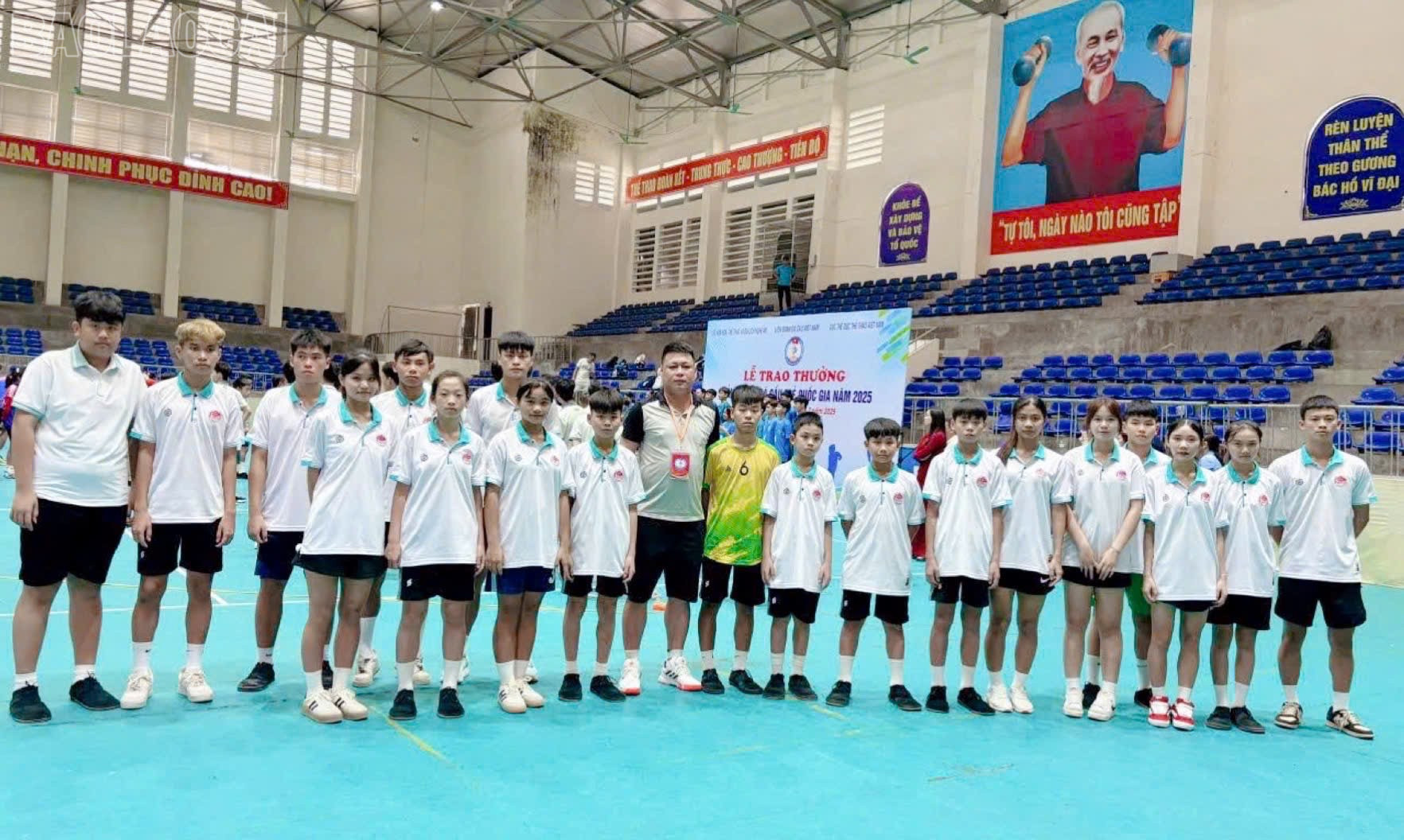 Huấn luyện viên Ngô Anh Tuấn cùng Đội tuyển trẻ Đá cầu Lào Cai tại Giải vô địch Đá cầu trẻ quốc gia 2025 baolaocai-tl_dt-da-cau.jpg