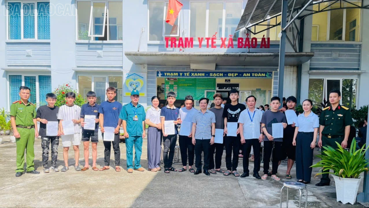Lãnh đạo xã Bảo Ái động viên các thành viên Hội đồng khám tuyển nghĩa vụ quân sự xã và các công dân tham gia khám tuyển. baolaocai-tl_z7126294619080-b596cc4dab7696a772647e4d42116db7-7594.jpg