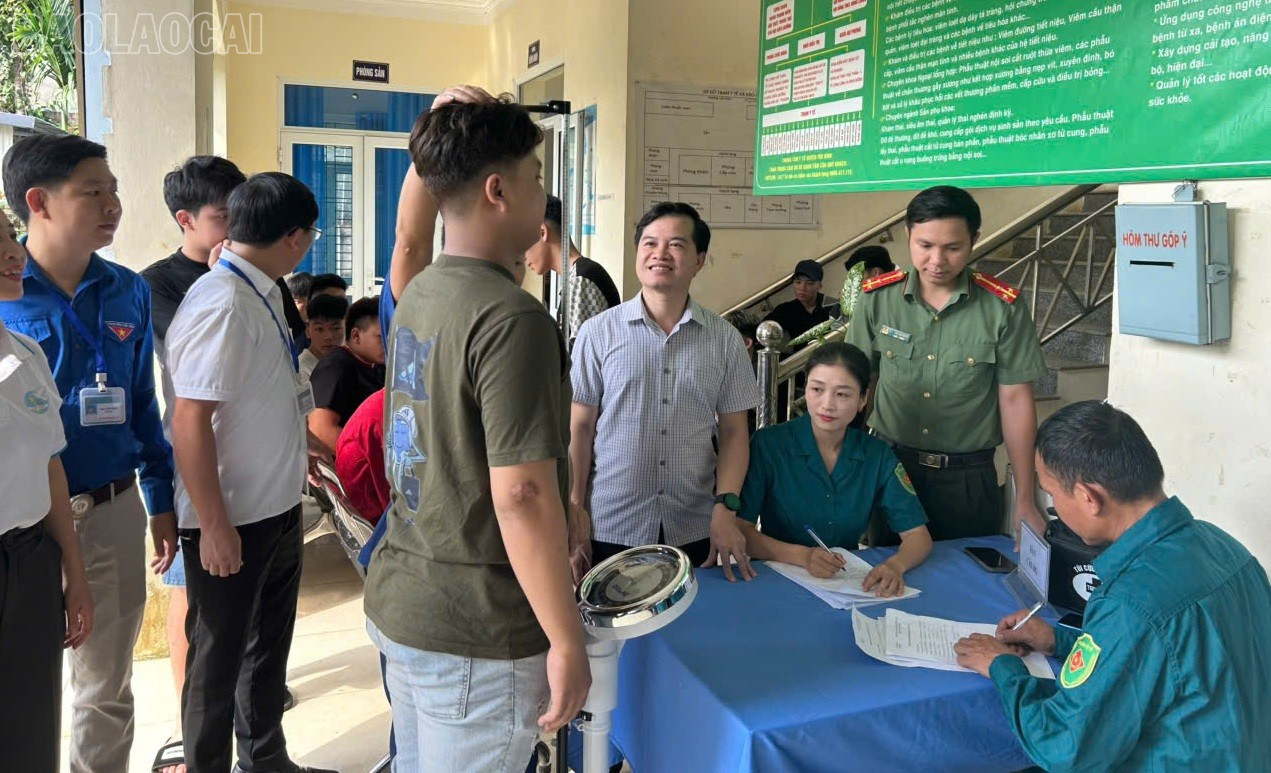 Khám sơ tuyển nhằm tuyển chọn những thanh niên có đủ điều kiện để thực hiện nghĩa vụ quân sự năm 2026. baolaocai-tl_hoi-dong-xet-tuyen.jpg