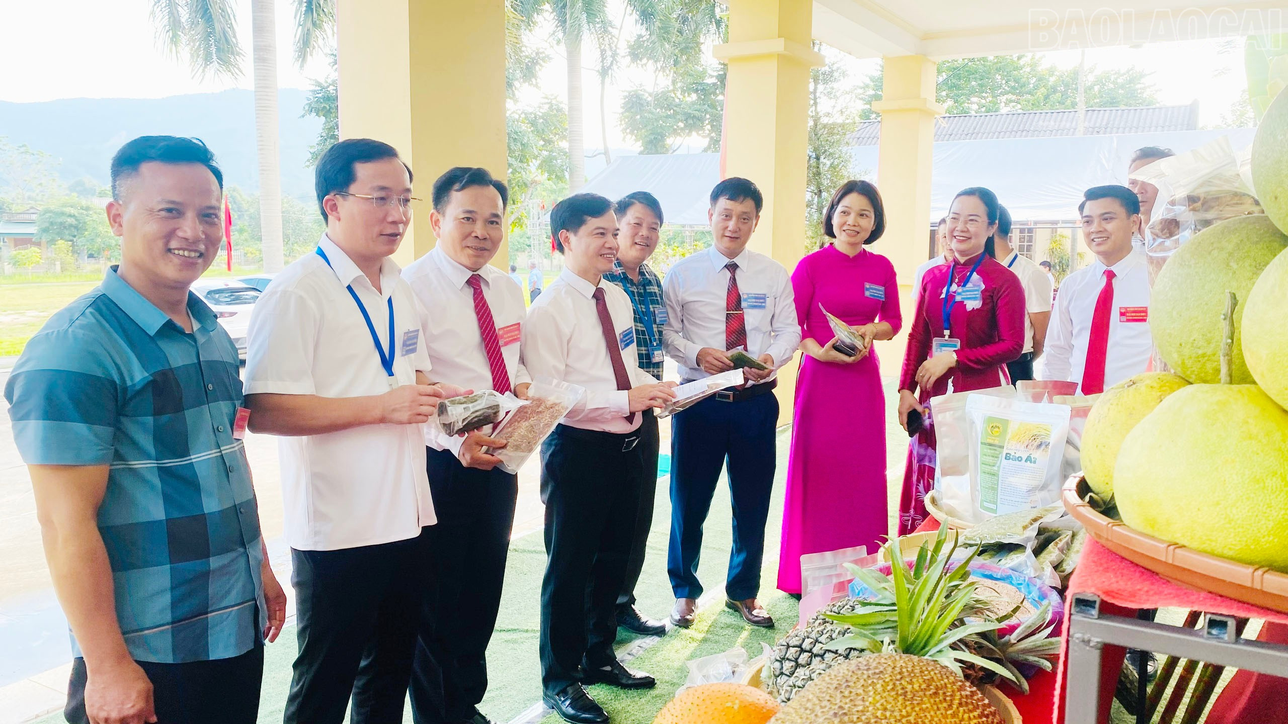 Các đại biểu tham quan gian trưng bày hàng nông sản đặc trưng của xã Bảo Ái. baolaocai-tr_z7124555429758-66ae08d2658f22fde2cbd811c0434616.jpg