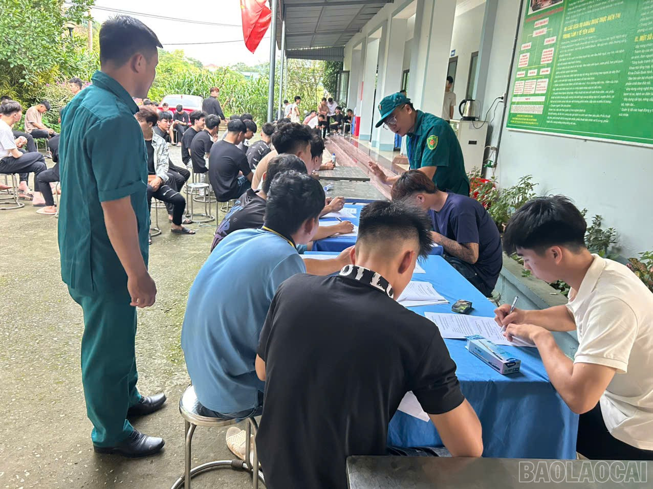 Các đoàn viên, thanh niên viết đơn tình nguyện nhập ngũ năm 2026. baolaocai-br_z7126282896125-32b1e055a585f08d871c907f84398827.jpg