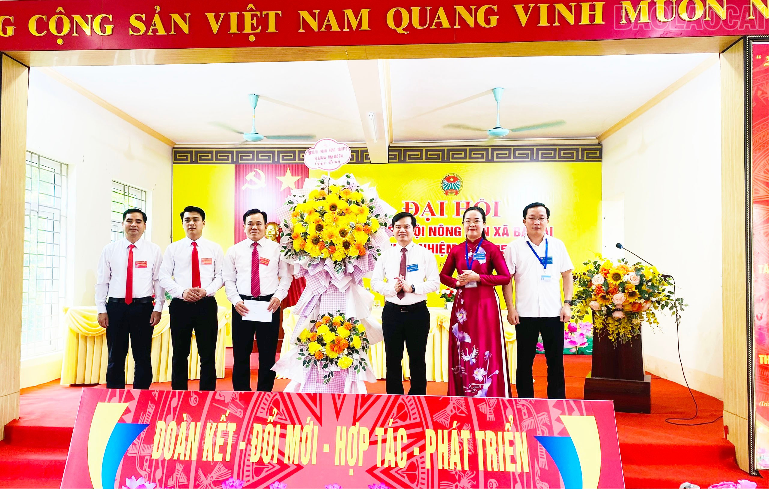 Đảng ủy - HĐND - UBND - UBMTTQ Việt Nam xã Bảo Ái tặng hoa chúc mừng Đại hội. baolaocai-tr_tang-hoa-dai-hoi.jpg