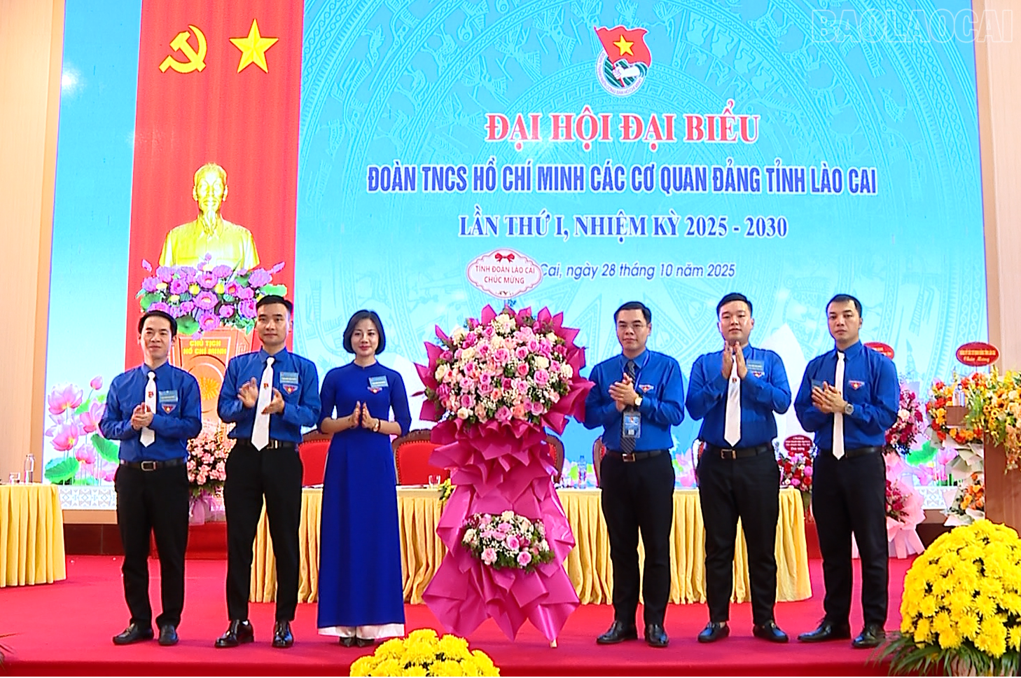 Lãnh đạo Tỉnh đoàn Lào Cai tặng hoa chúc mừng Đại hội. baolaocai-tr_tinh-doan-lao-cai-tang-hoa-dh.png