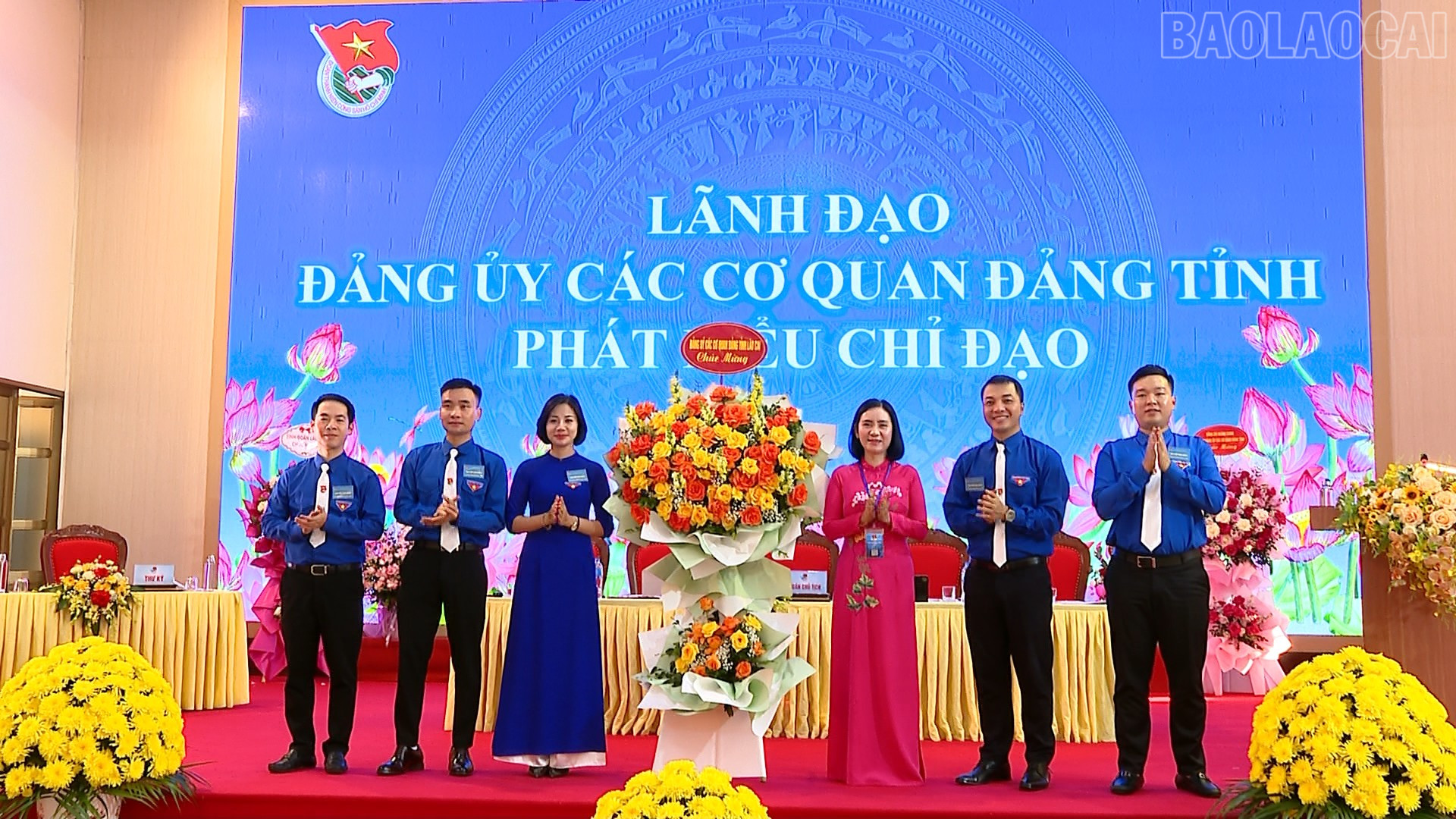 Đại diện lãnh đạo Đảng ủy các cơ quan Đảng tỉnh tặng hoa chúc mừng Đại hội. baolaocai-tr_dang-uy-co-quan-dang-tinh-tang-hoa.png