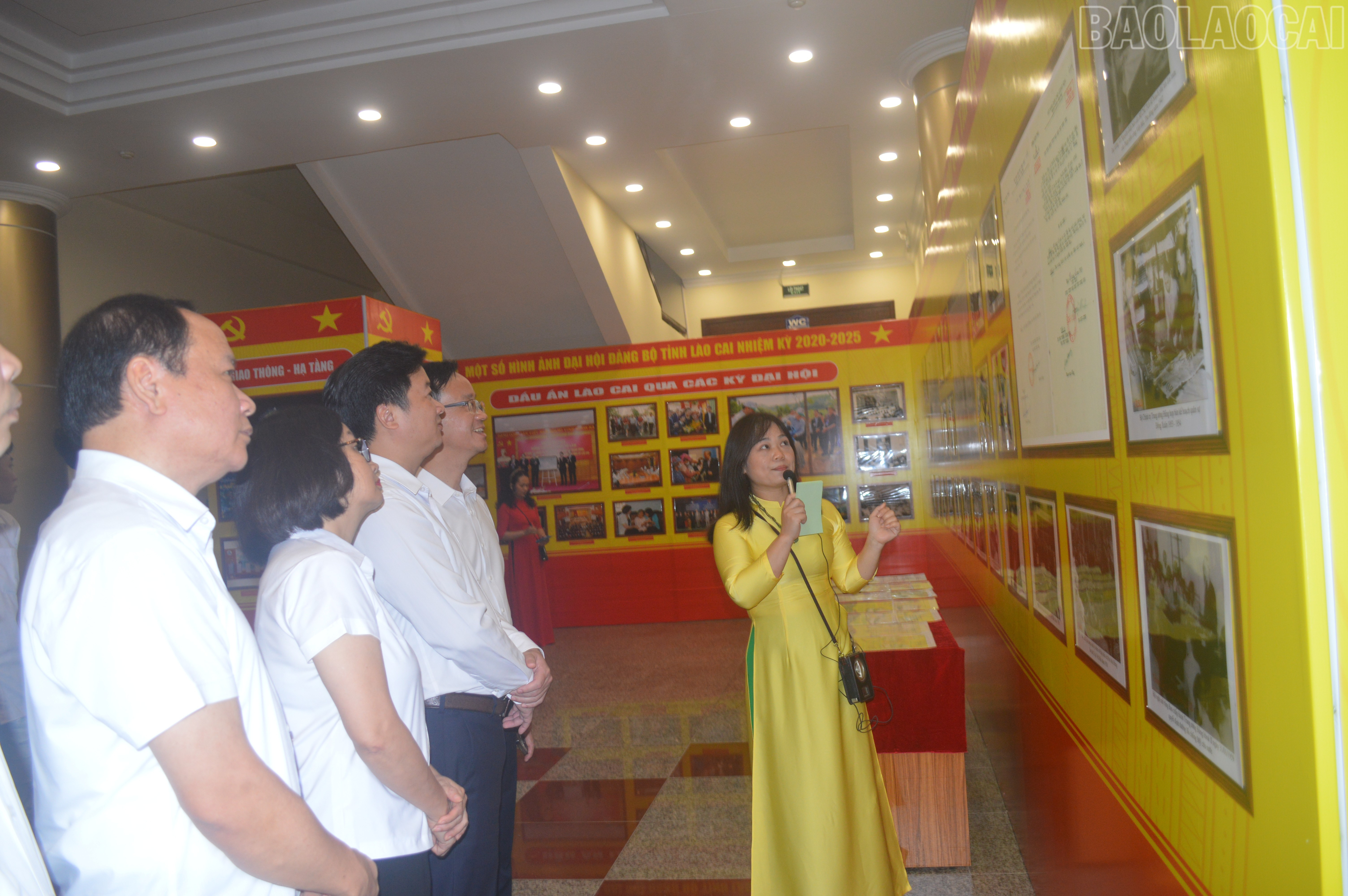 Các đại biểu tham quan không gian trưng bày“Dấu ấn chia tách, sáp nhập tỉnh Lào Cai qua tài liệu lưu trữ” baolaocai-tr_giandauanlichsapnhap-27092025.jpg