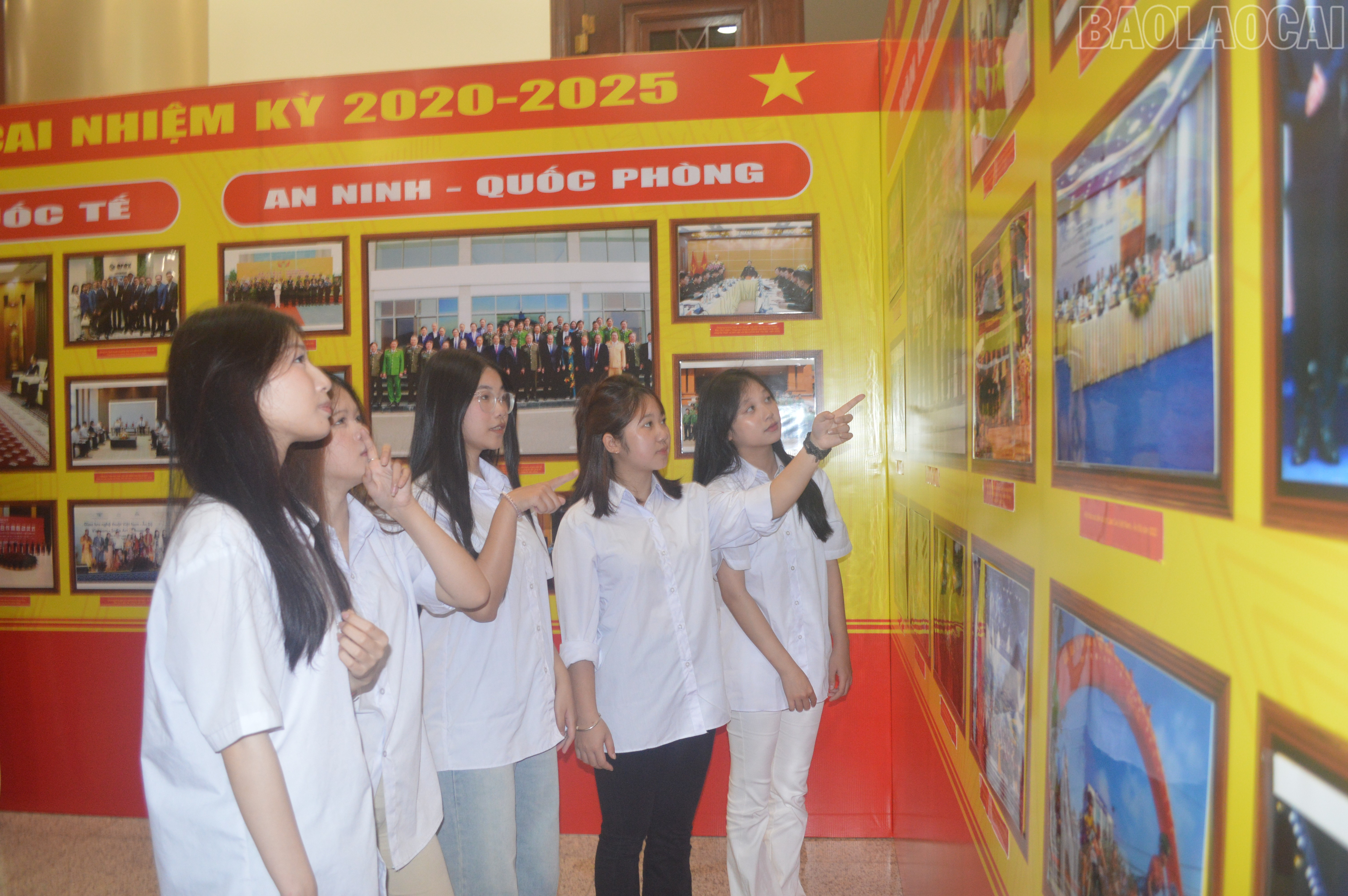 Đông đảo các em học sinh đến tham quan triển lãm baolaocai-tr_dong-dao-hoc-sin-htham-quan-27092025.jpg
