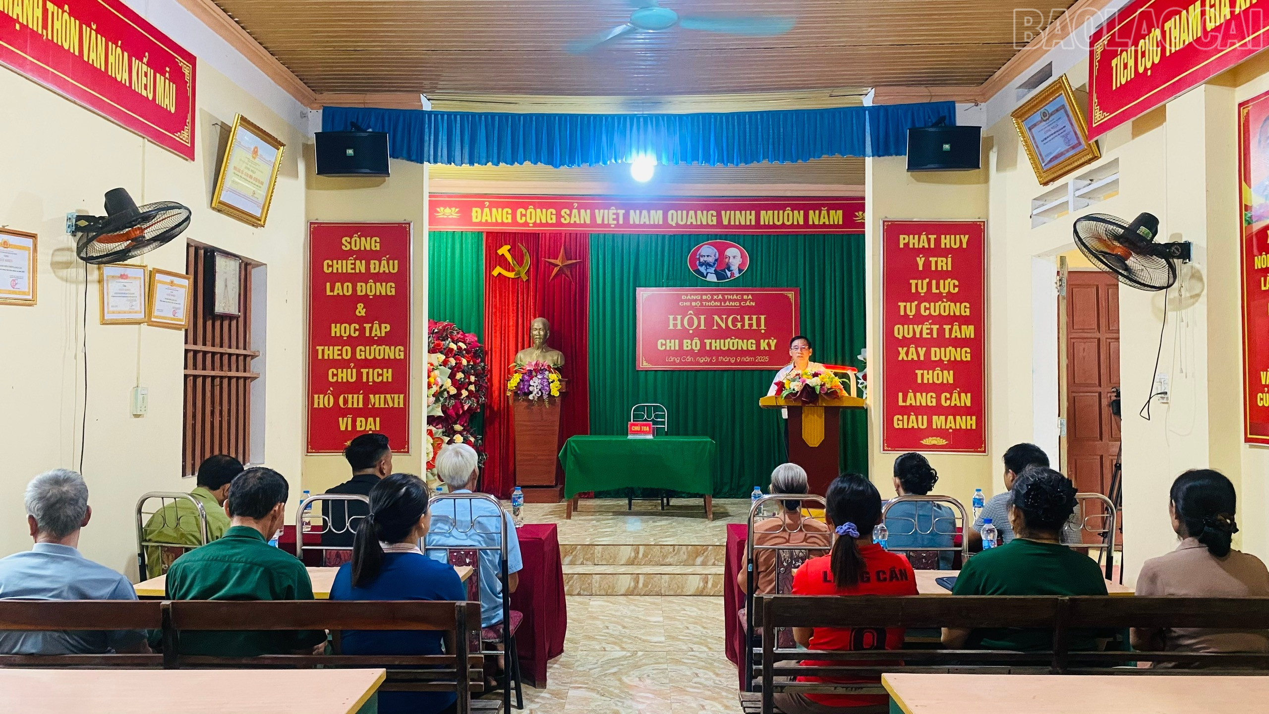 Một buổi họp chi bộ của thôn Làng Cần. baolaocai-tr_hopchibolangcan-28092925.jpg