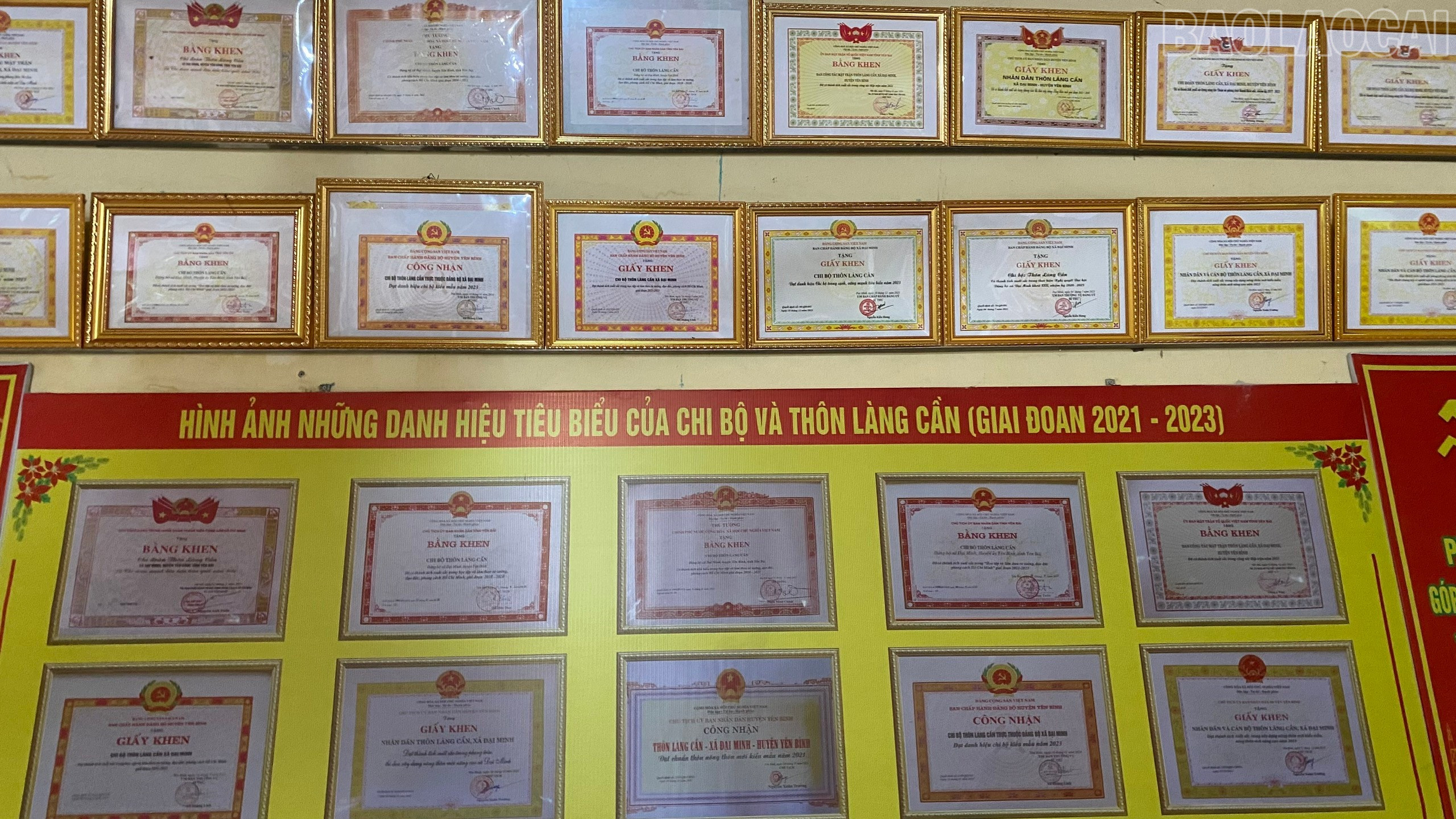 Những tấm bằng khen, giấy khen của các cấp chính quyền khen tặng Chi bộ và thôn Làng Cần được treo trang trọng tại hội trường nhà văn hóa thôn. baolaocai-tr_bang-khen-cua-chi-b-28092025.jpg