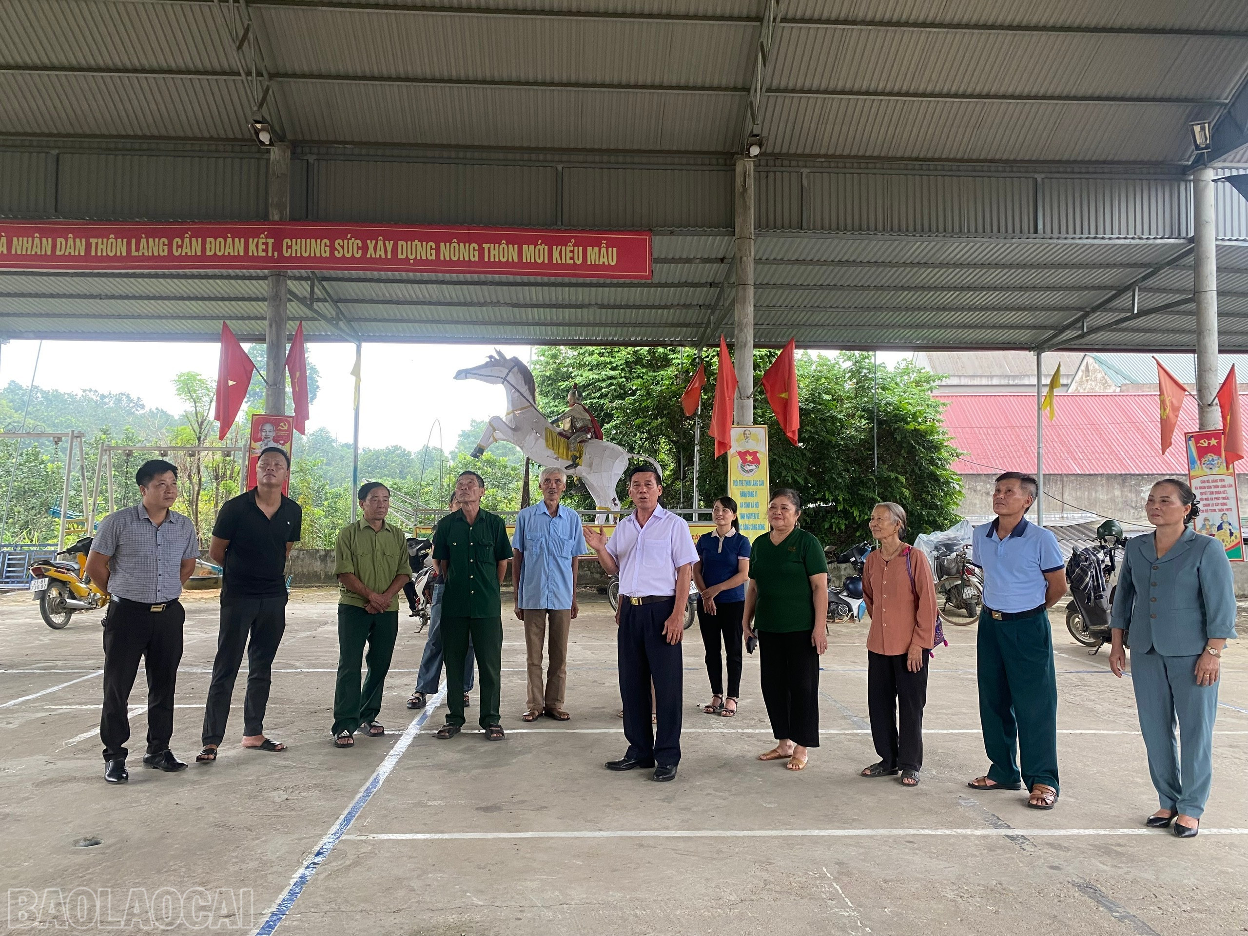 Ông Hoàng Thanh Nghị trao đổi với bà con trong thôn. baolaocai-bl_z7060290182285-0e0bd29940ff5a3567475347d8d21d8b.jpg