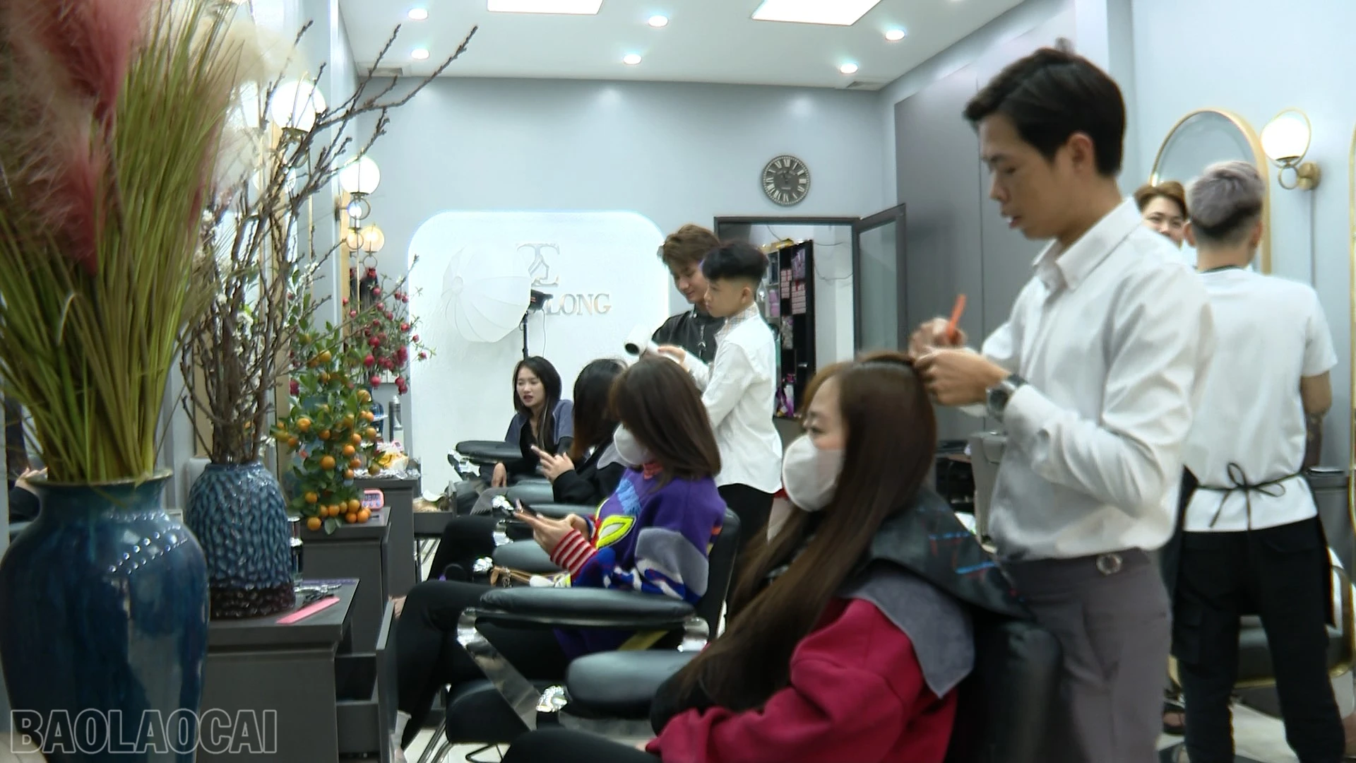 Các Salon tóc "hút" khách dịp Tết.