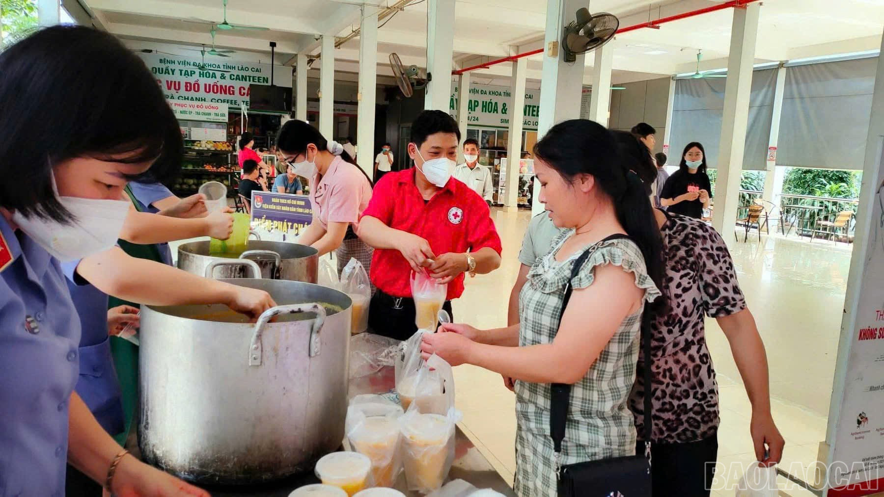 លោក Phong បានចូលរួមក្នុងពិធីចម្អិនបបរសប្បុរសធម៌នៅមន្ទីរពេទ្យទូទៅលេខ 2 ក្នុងខេត្ត Lao Cai។ baolaocai-br_anh-2-nauchao-16122025.jpg