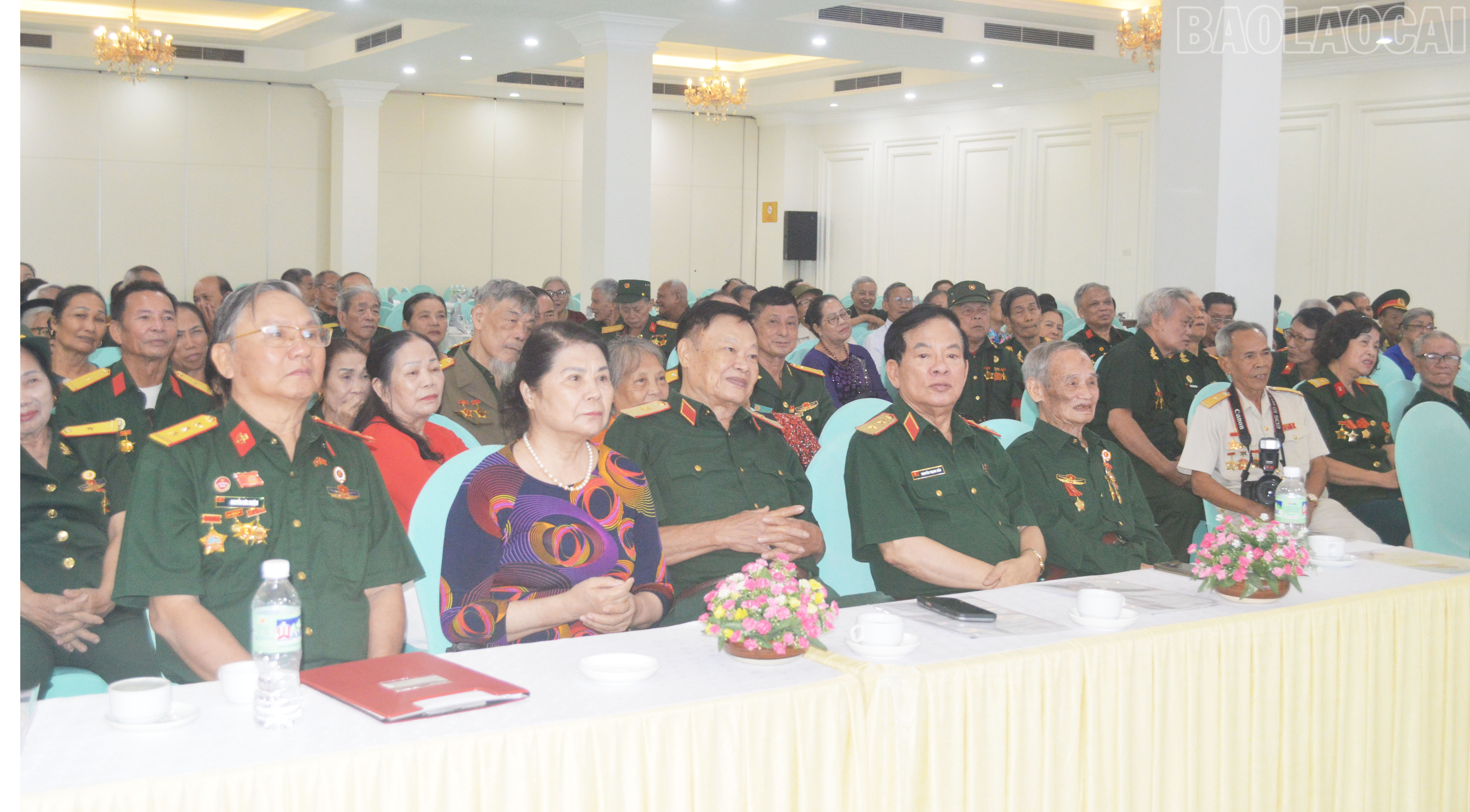 Các đại biểu tại buổi gặp mặt. baolaocai-tr_toancanh.jpg