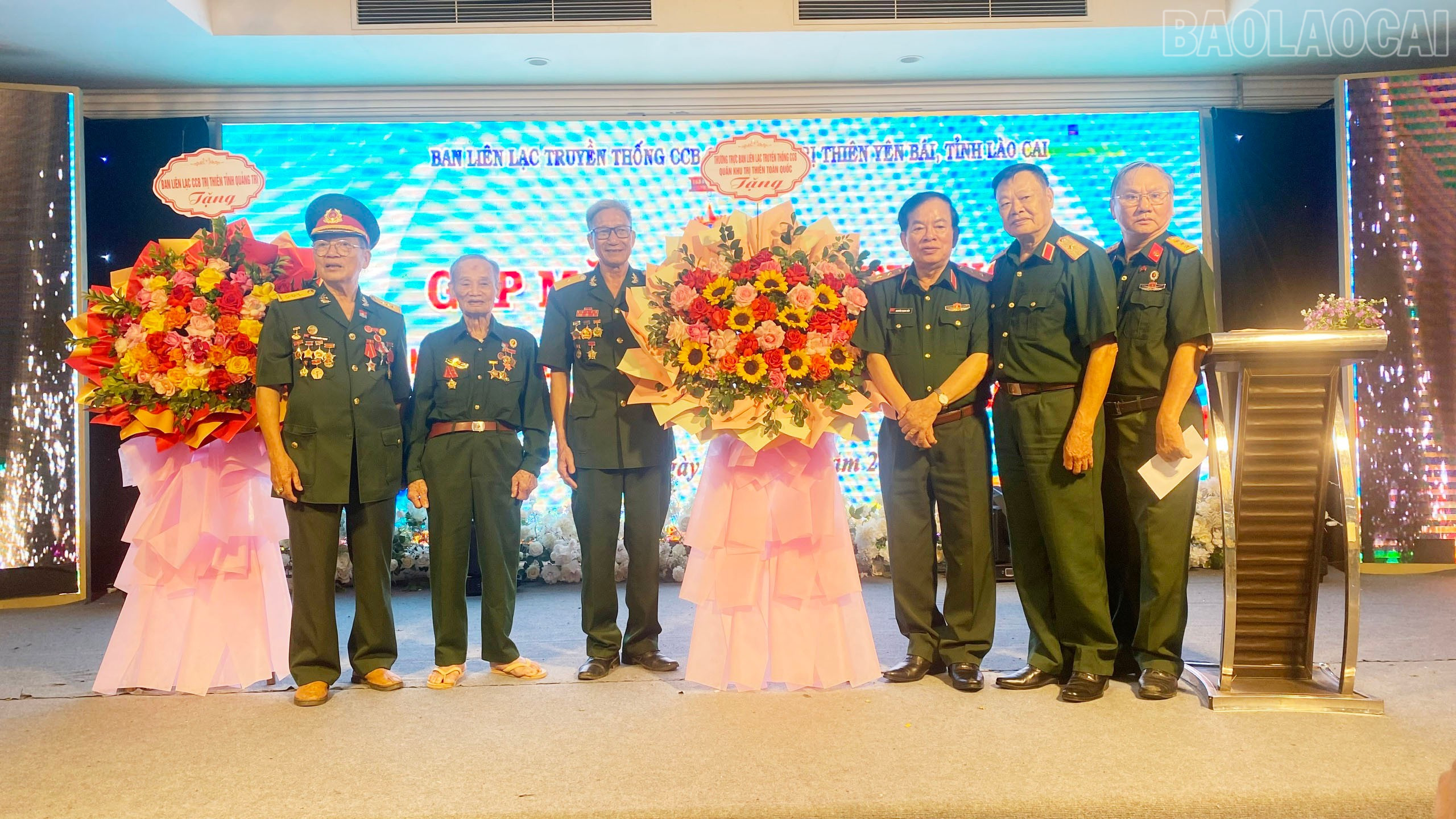 Ban Liên lạc truyền thống Cựu chiến binh Quân khu Trị Thiên toàn quốc tặng hoa chúc mừng Ban liên lạc truyền thống Cựu chiến binh Quân khu Trị Thiên tỉnh Lào Cai. baolaocai-tr_toan-quoc-tang-hoa.jpg