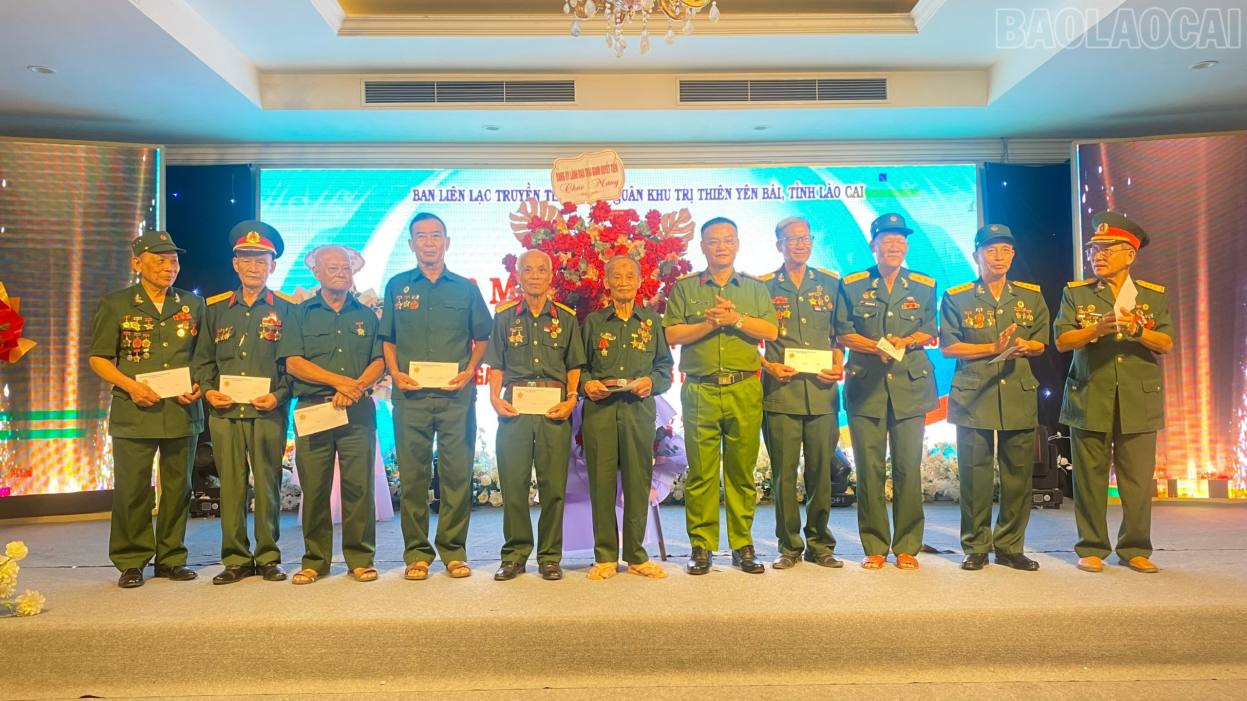 Các đơn vị tặng hoa và quà chúc mừng Ban Liên lạc truyền thống Cựu chiến binh Quân khu Trị Thiên tỉnh Lào Cai. baolaocai-tr_cong-an-tang-qua.jpg