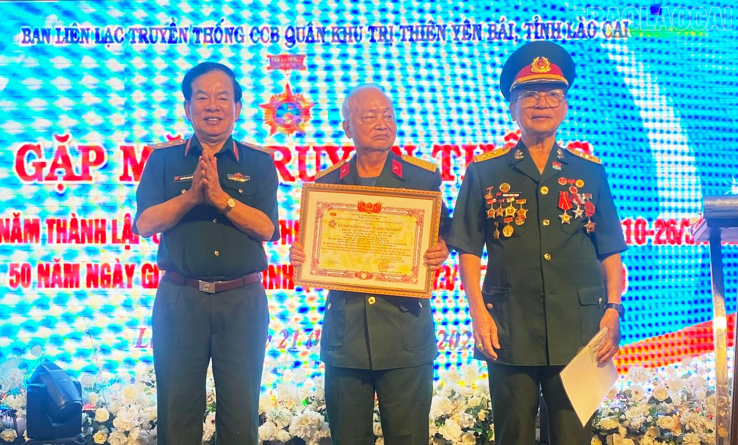 Trao kỷ niệm chương cho cựu chiến binh từng chiến đấu tại chiến trường Trị Thiên baolaocai-tr_ky-niem-chuong.jpg