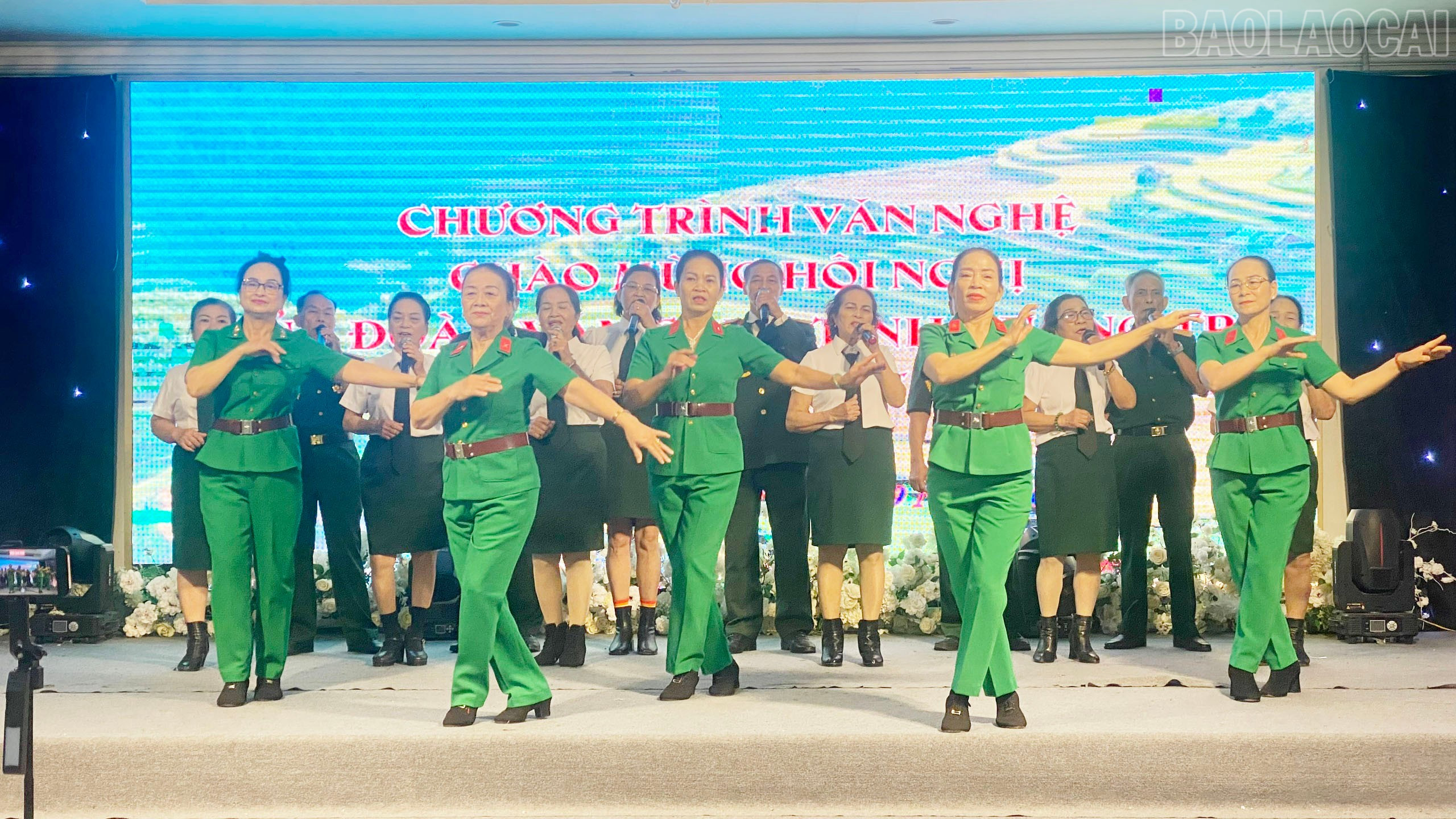 Một trong số những tiết mục văn nghệ đặc sắc tại buổi gặp mặt. baolaocai-tr_vang-nghe.jpg