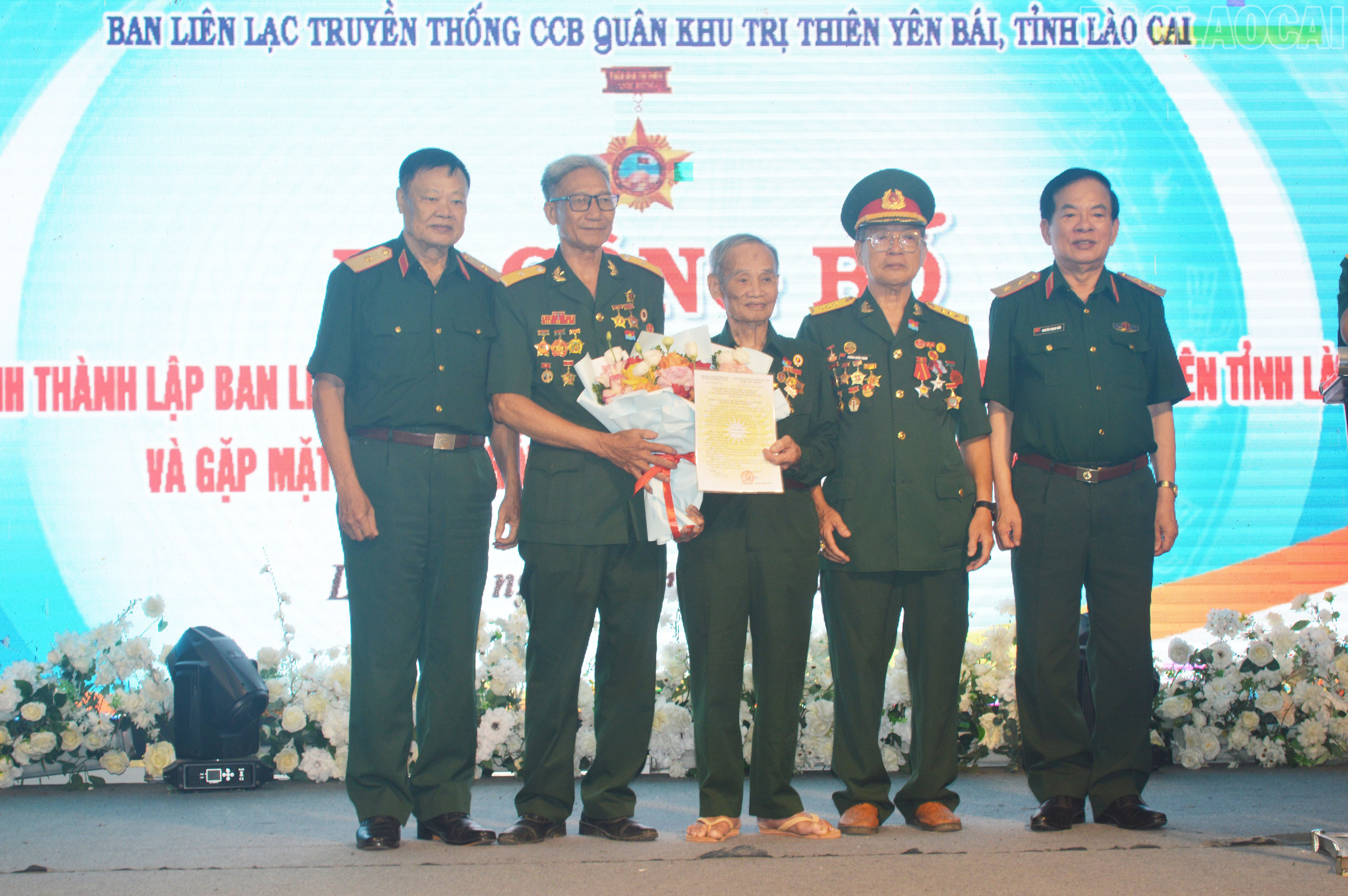 Trao quyết định đổi tên Ban Liên lạc truyền thống Cựu chiến binh Quân khu Trị Thiên tỉnh Yên Bái thành tỉnh Lào Cai baolaocai-tr_trao-quyet-dinh-doi-ten-5144.jpg