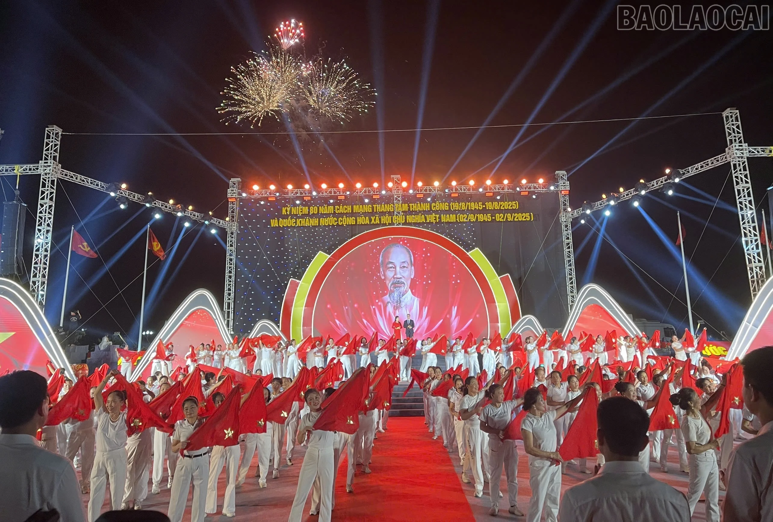 Gần 1.000 người dân đã trình diễn màn dân vũ "Tự hào Việt Nam – Dưới cờ Tổ quốc".