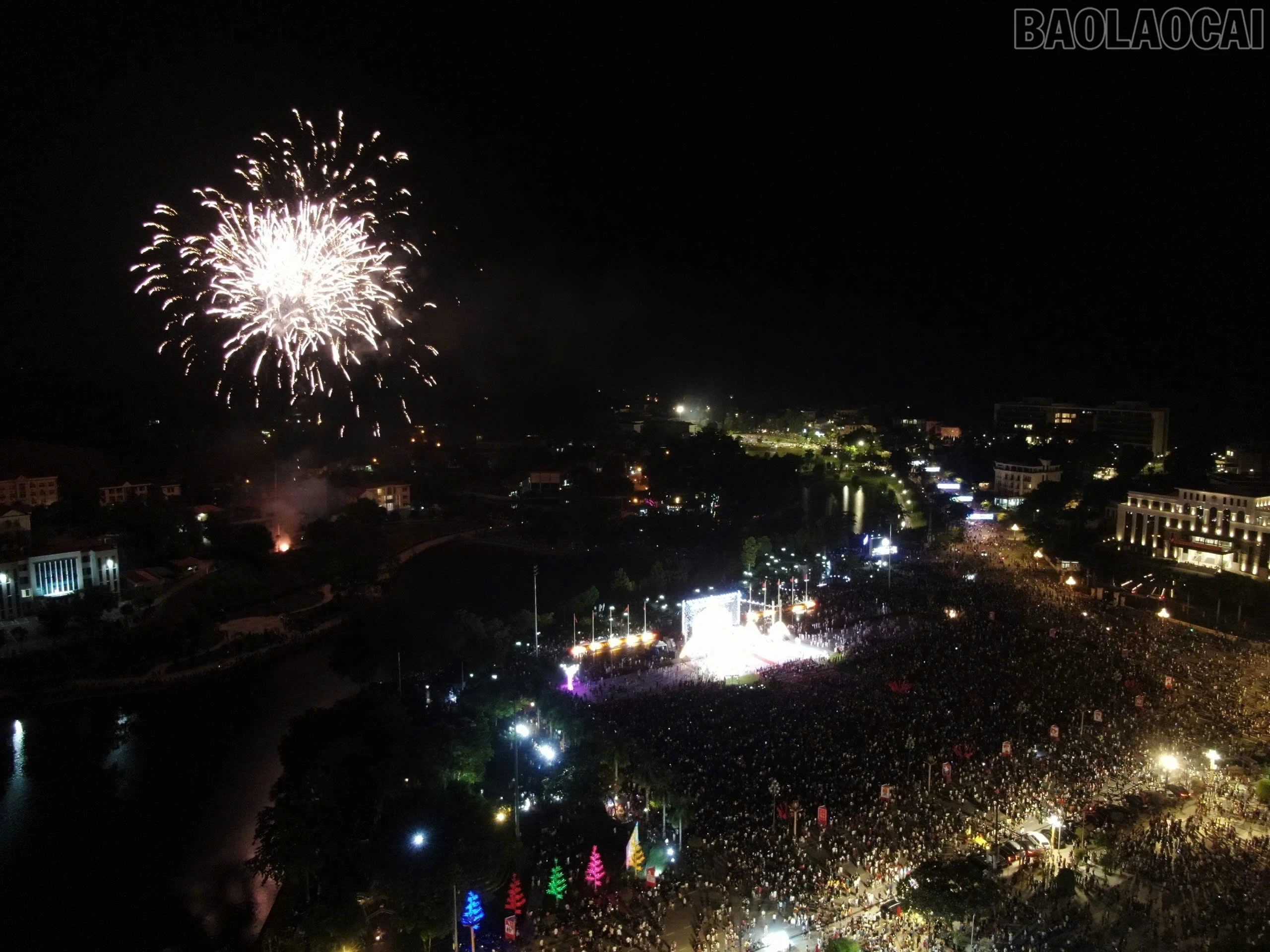 Màn pháo hoa rực rỡ với chủ đề "Rực rỡ non sông – Tỏa sáng niềm tin", thắp sáng bầu trời muôn sắc màu, mang đến không khí vui tươi, phấn khởi cho Nhân dân trong ngày lễ lớn của đất nước.
