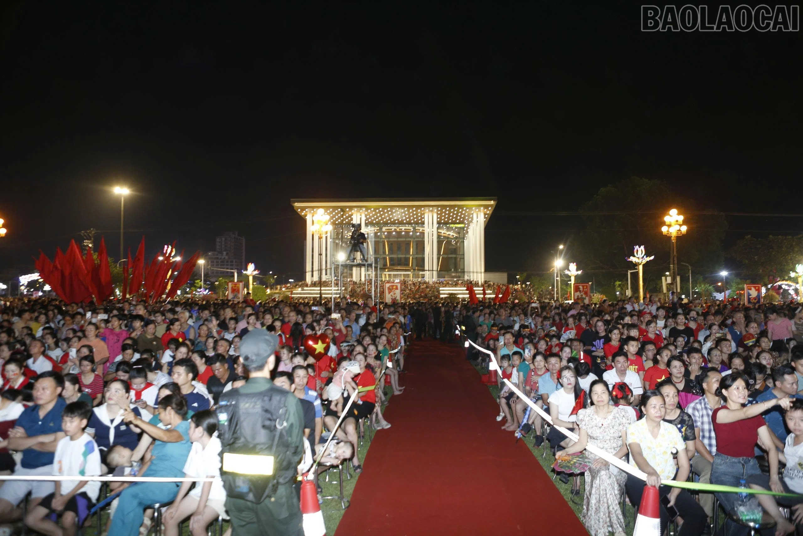 Đông đảo người dân đến xem Chương trình nghệ thuật "80 năm vang mãi bản hùng ca".