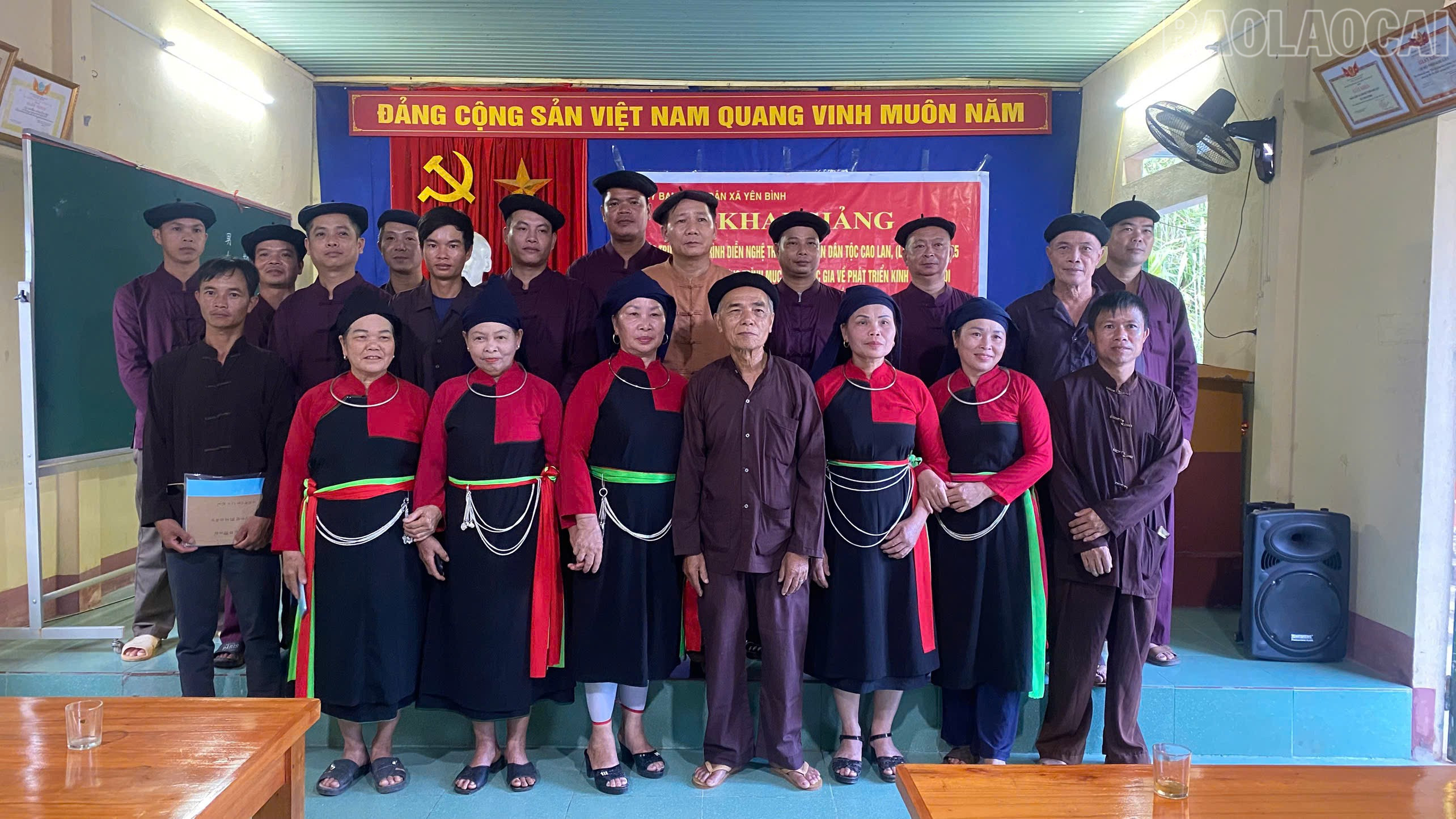 Nghệ nhân ưu tú Lạc Tiên Sinh (ở giữa hàng trên cùng) chụp ảnh lưu niệm cùng các học viên. baolaocai-tr_van-hoa-cao-lan.jpg