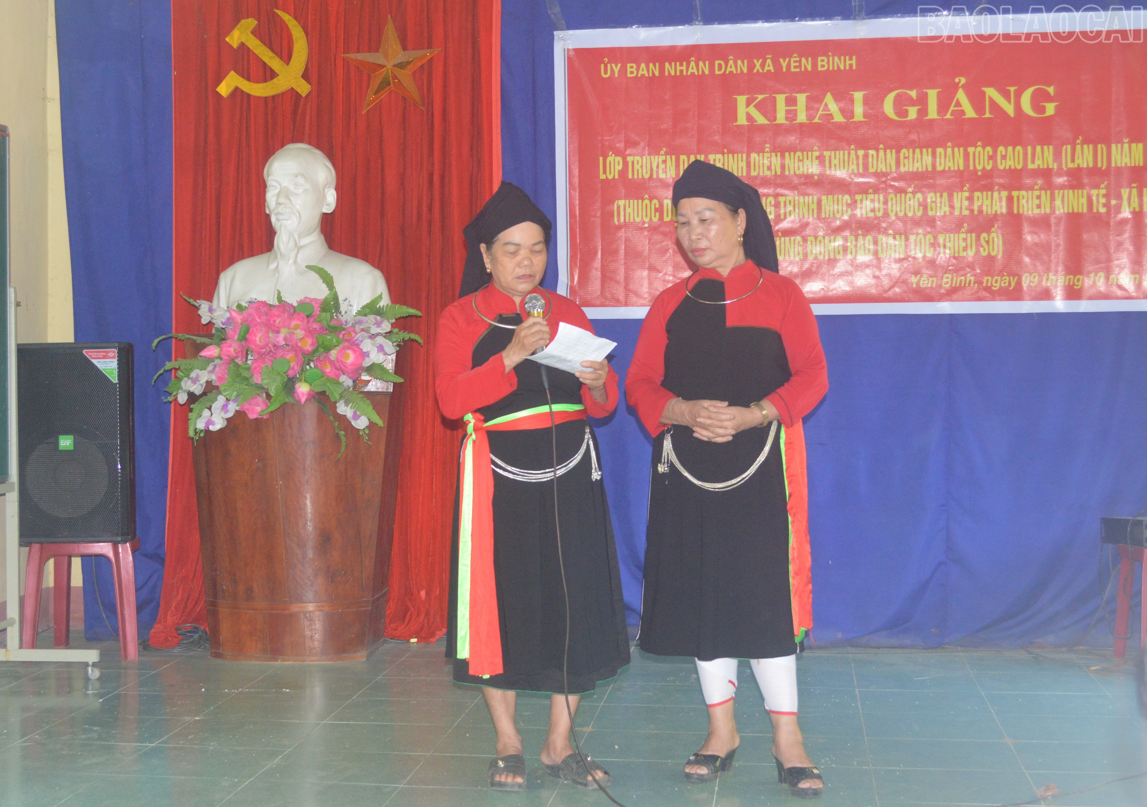 Các học viên biểu diễn các tiết mục dân ca Cao Lan. baolaocai-tr_bieudiencaolan-10102025.jpg