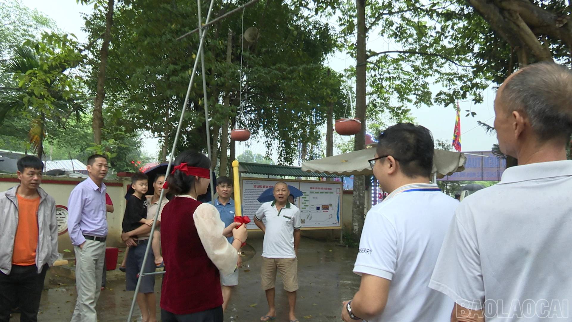 Trò chơi bịt mắt đập niêu.